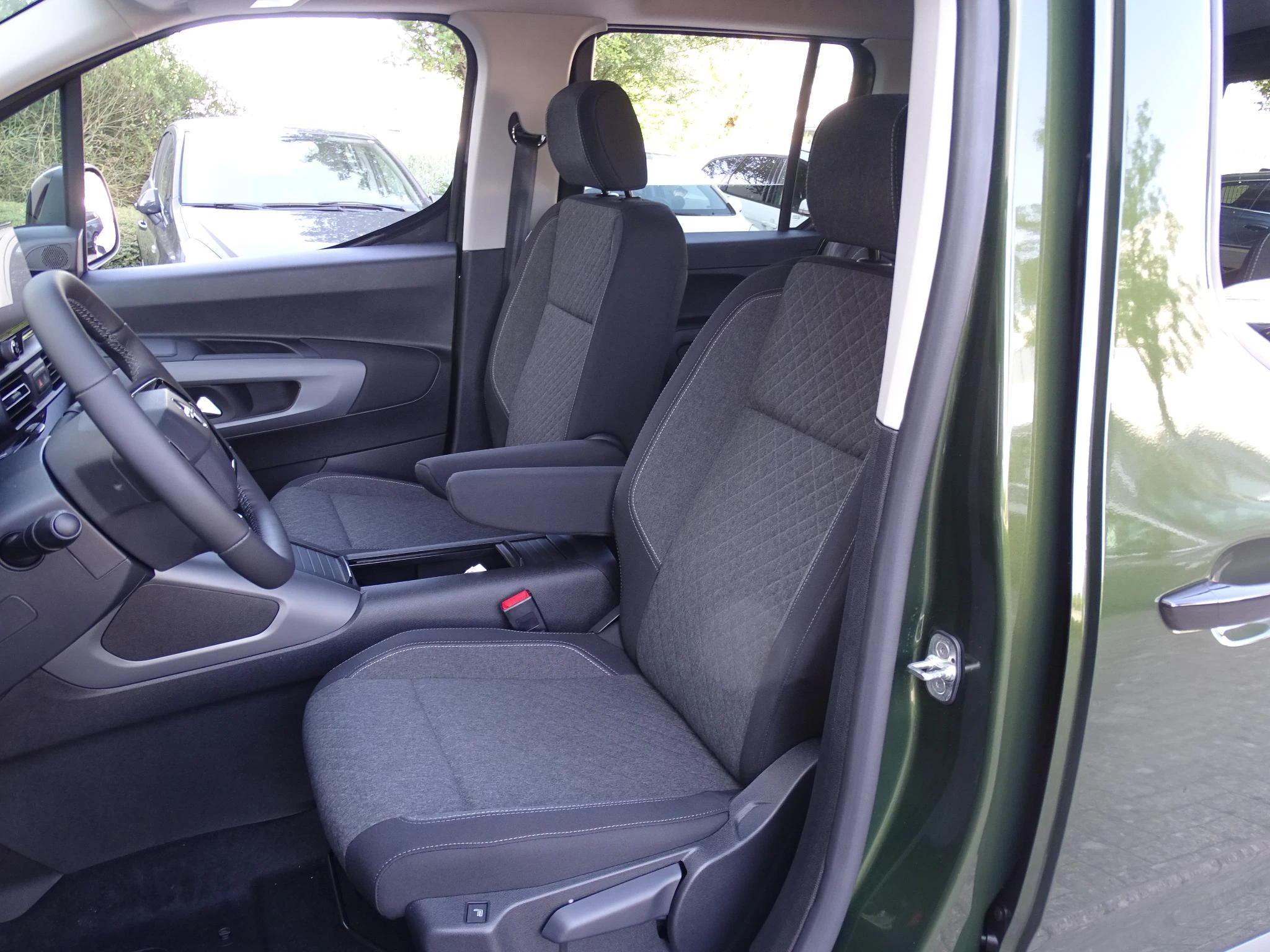 Opel-Combo Life-image-10