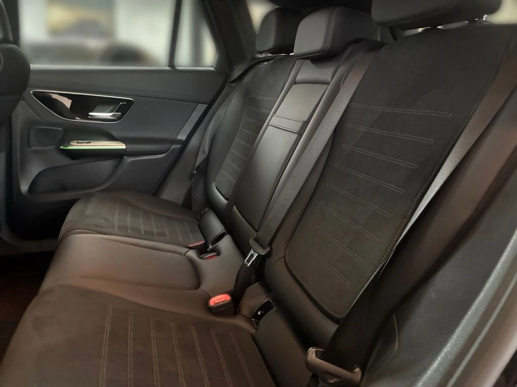 Mercedes-Benz-GLC 300 d-image-9