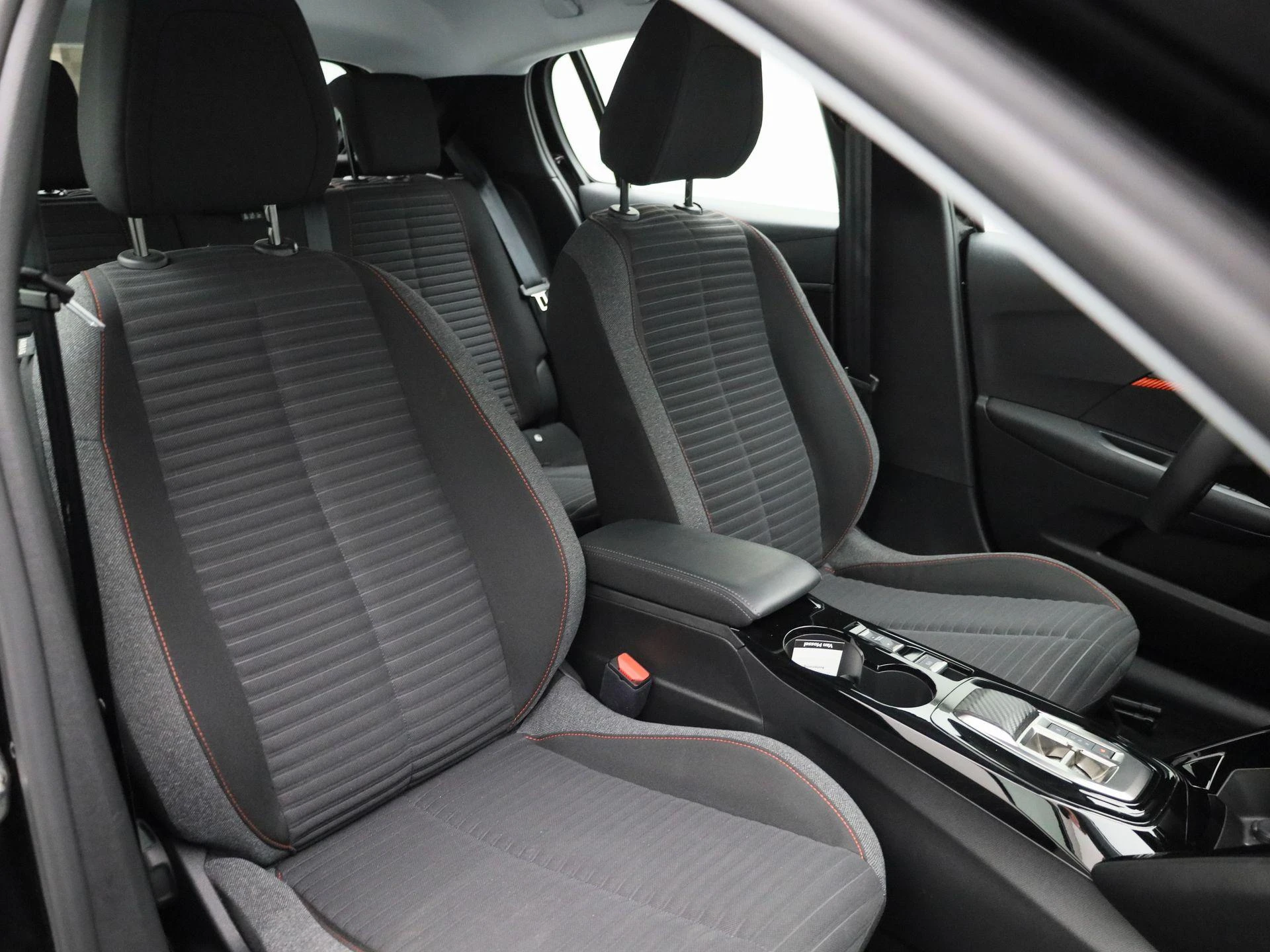 Peugeot-e-208-image-37