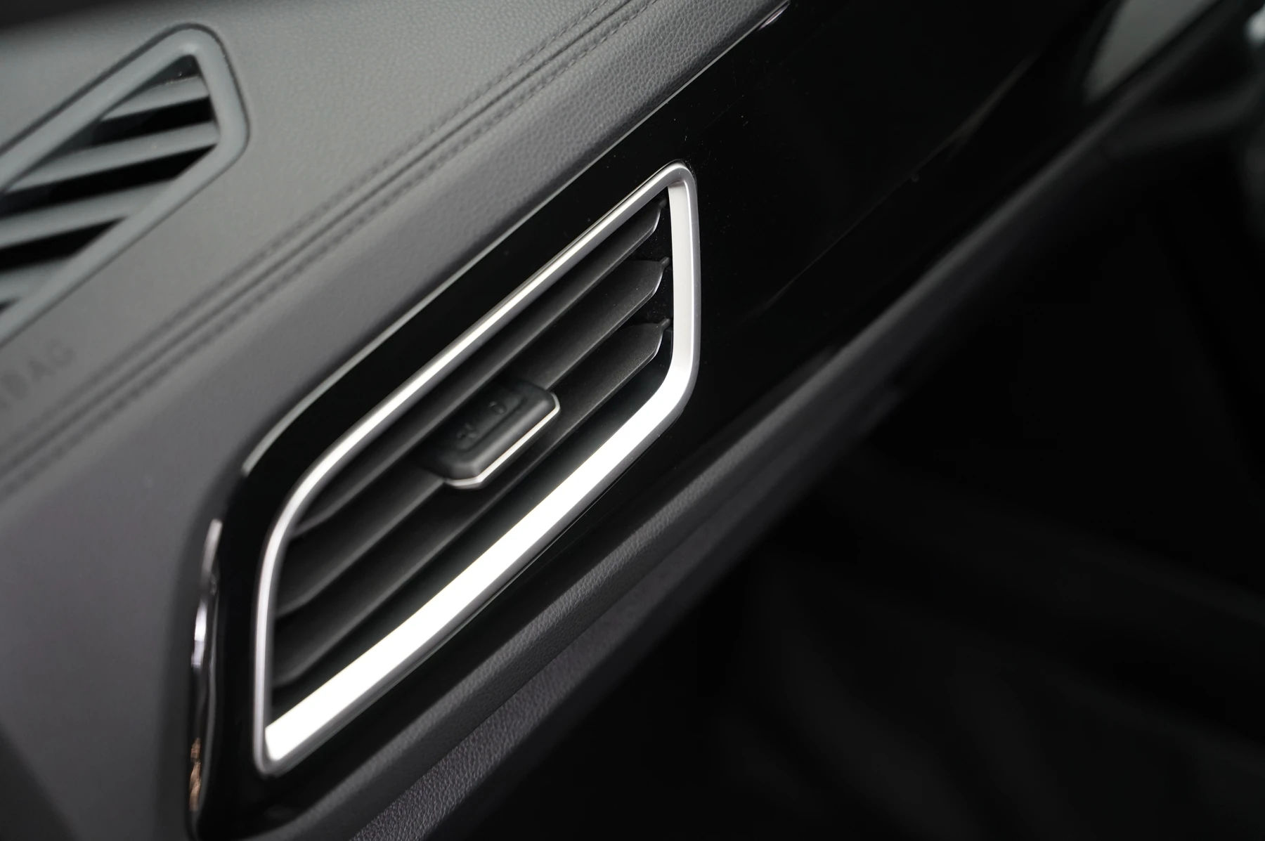 Volkswagen-T-Roc-image-28