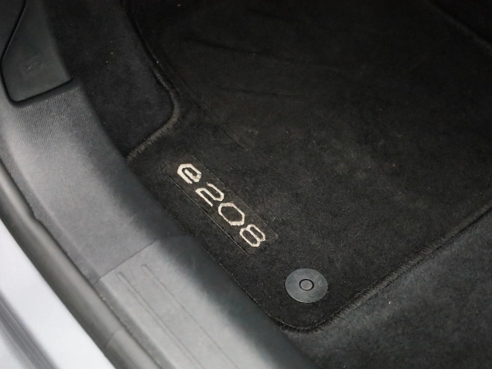 Peugeot-e-208-image-32