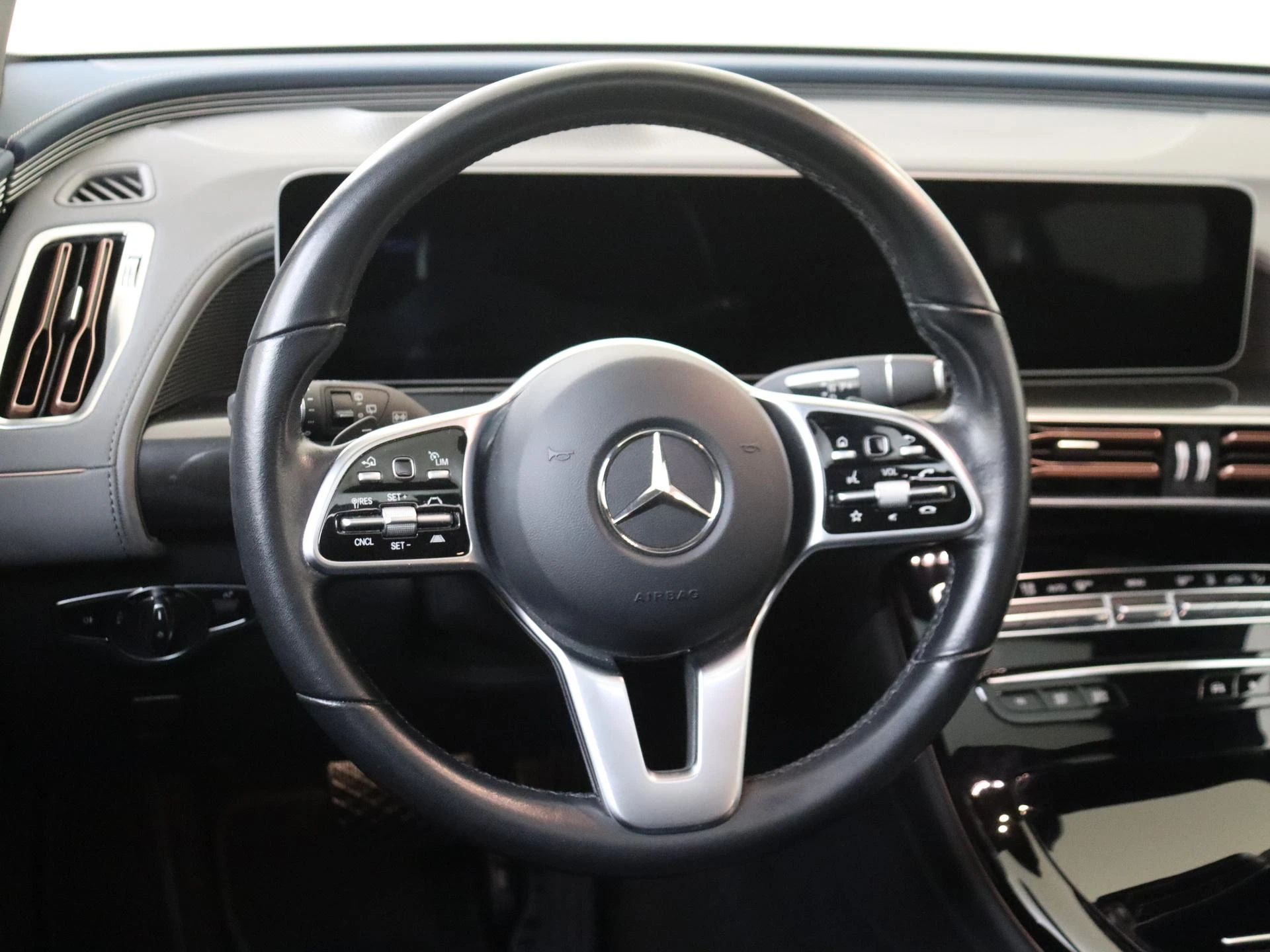 Mercedes-Benz-EQC-image-9