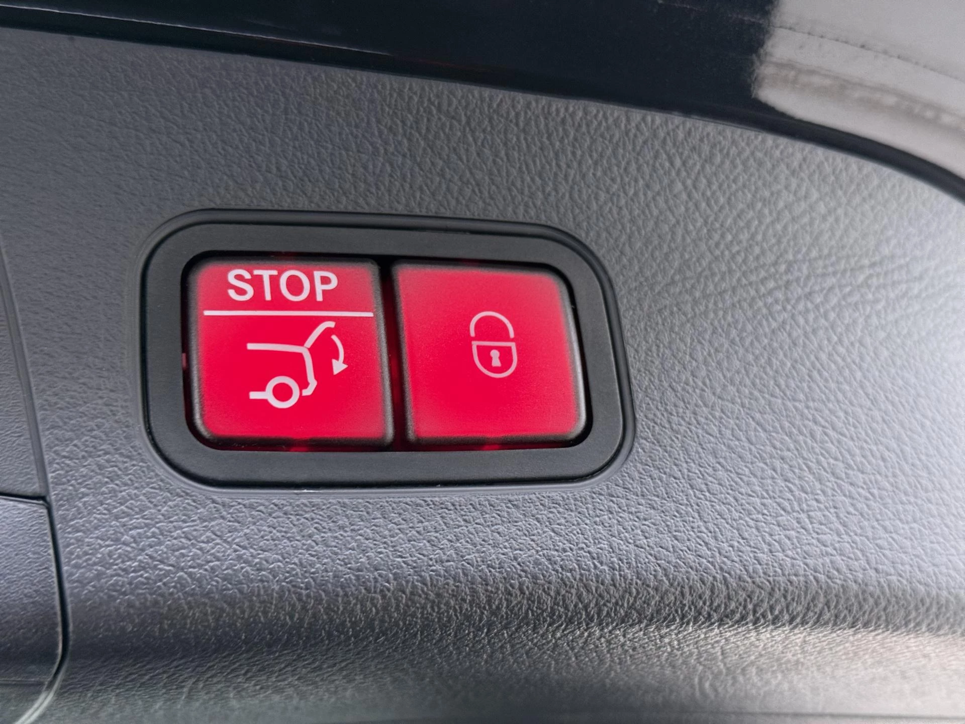 Mercedes-Benz-GLA-image-35