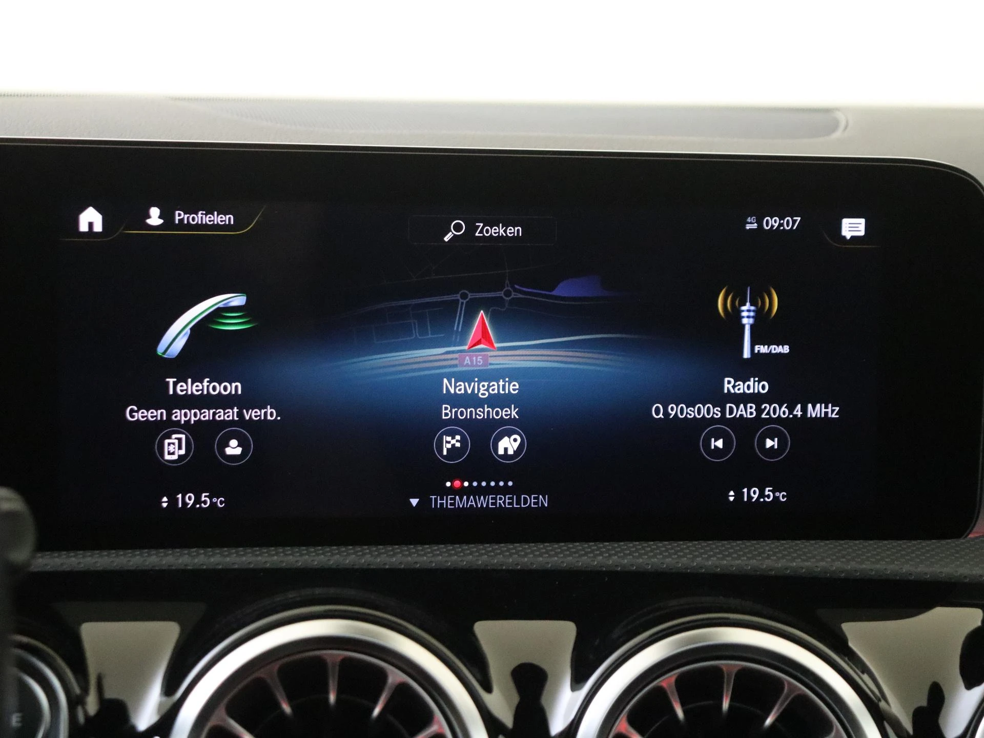 Mercedes-Benz-CLA-image-16