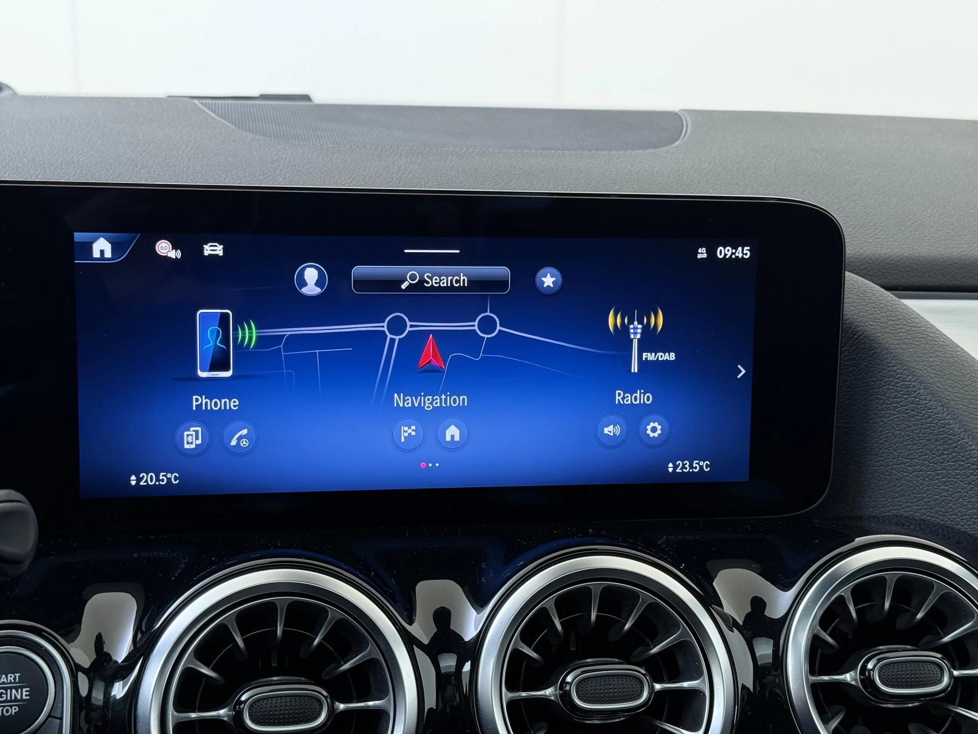 Mercedes-Benz-GLA-image-18