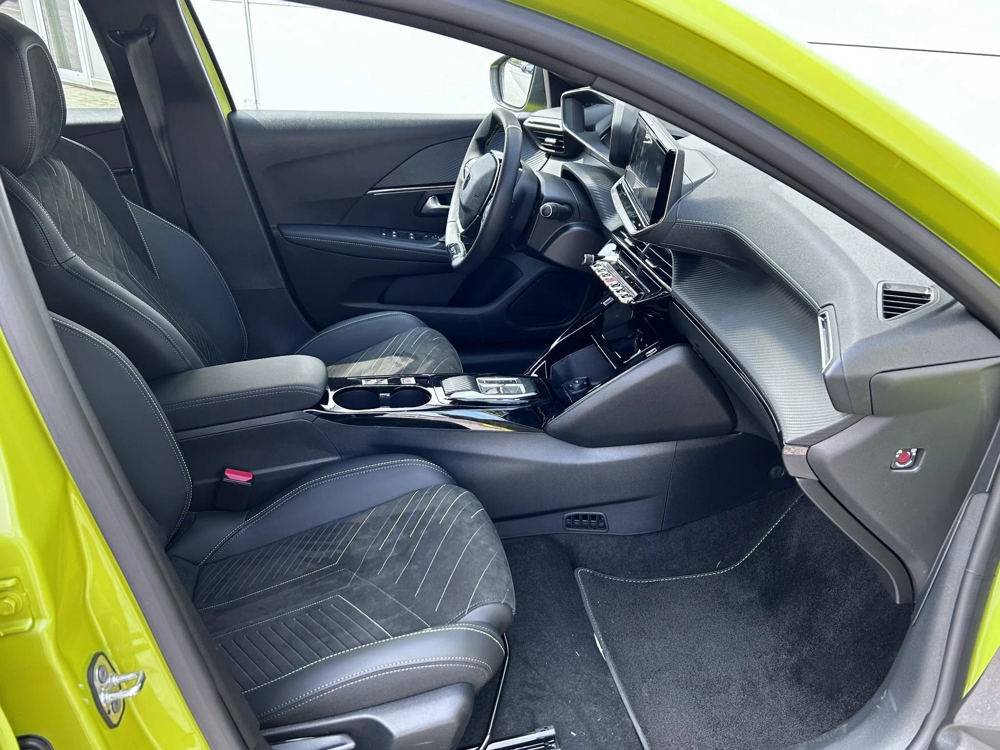 Peugeot-e-208-image-25