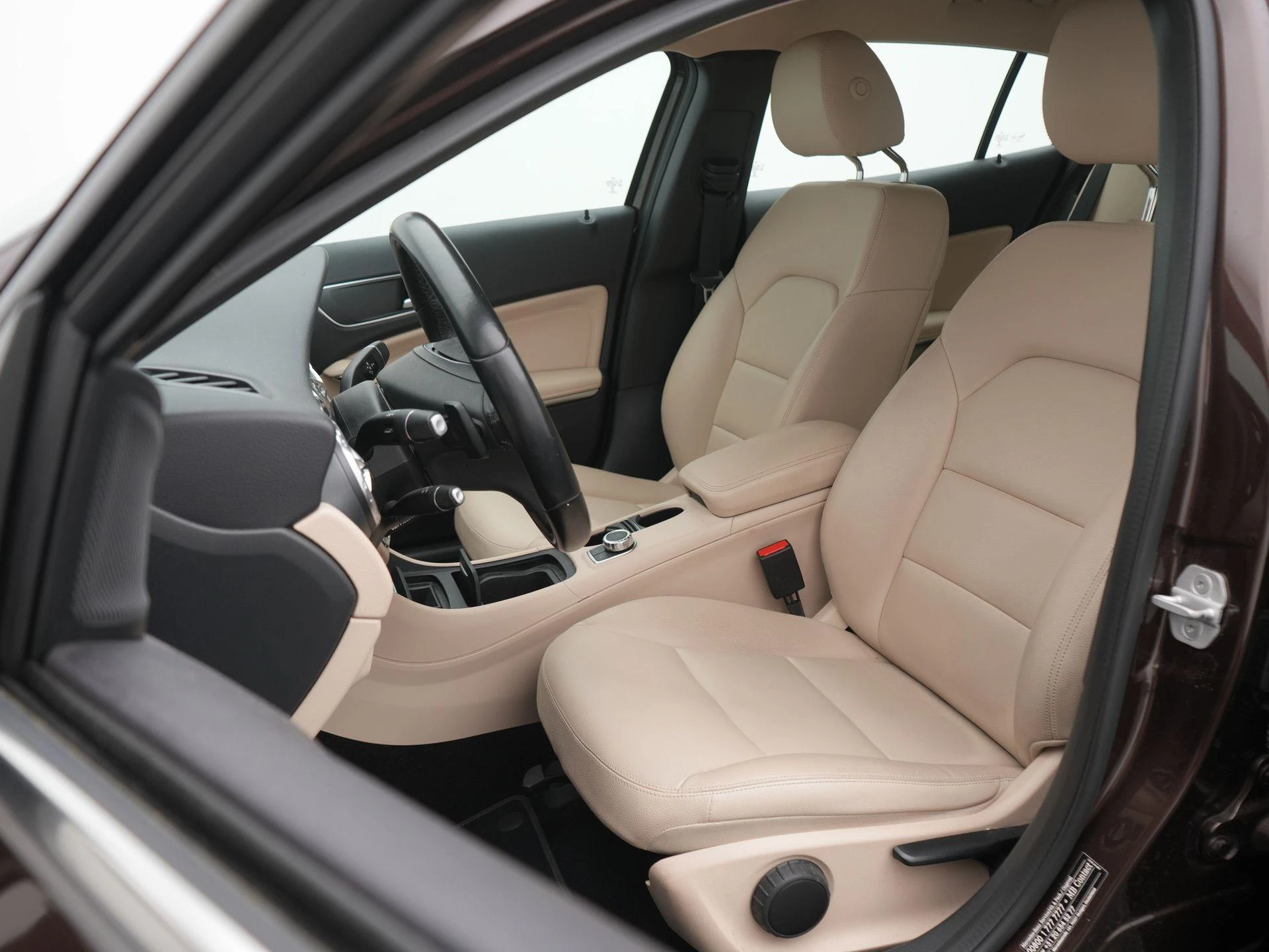 Mercedes-Benz-GLA-image-8