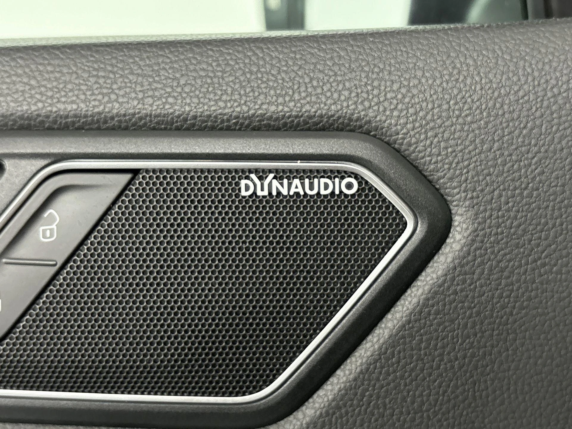 Volkswagen-Tiguan-image-13