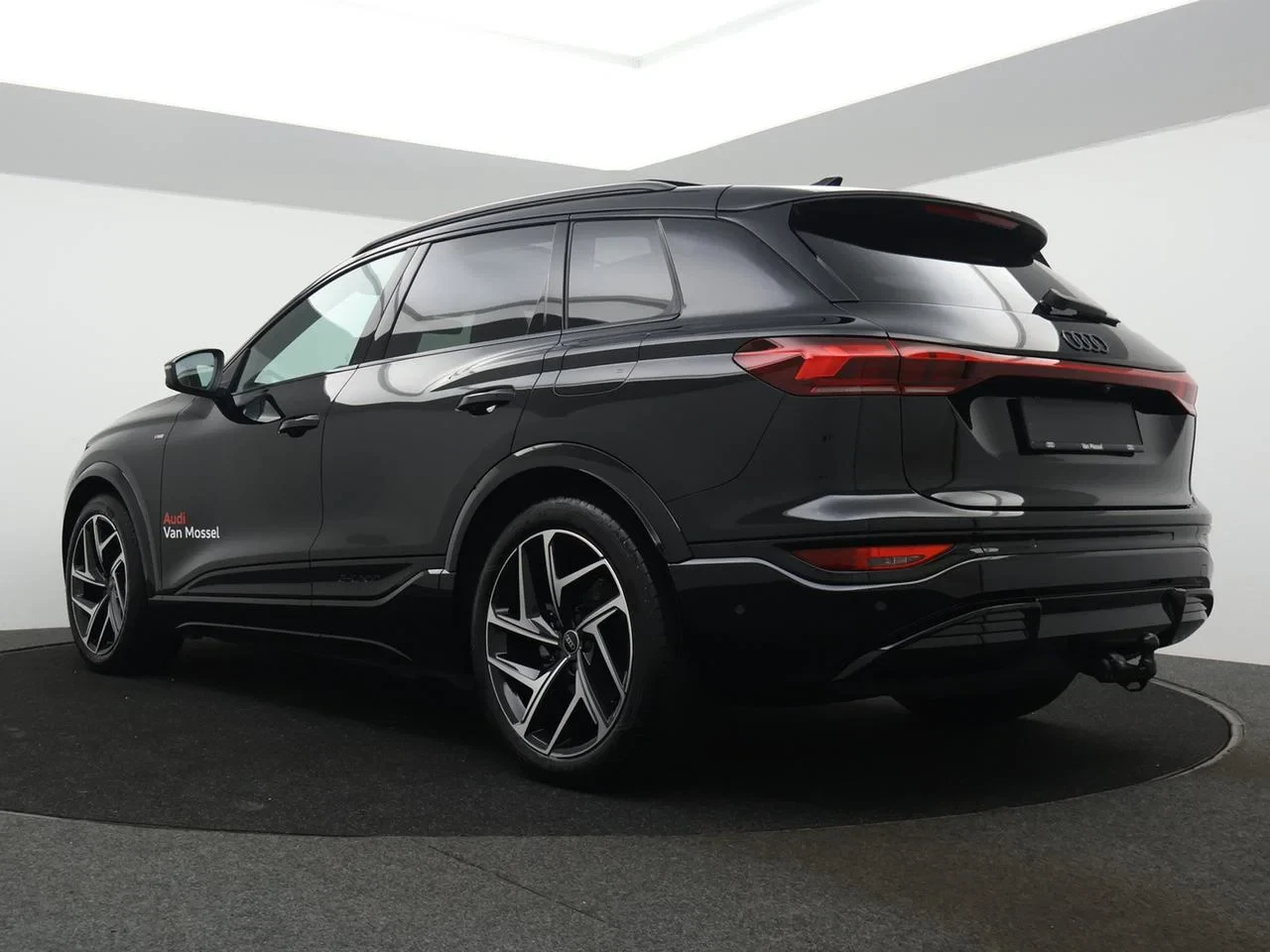 Audi-Q6 e-tron-image-1
