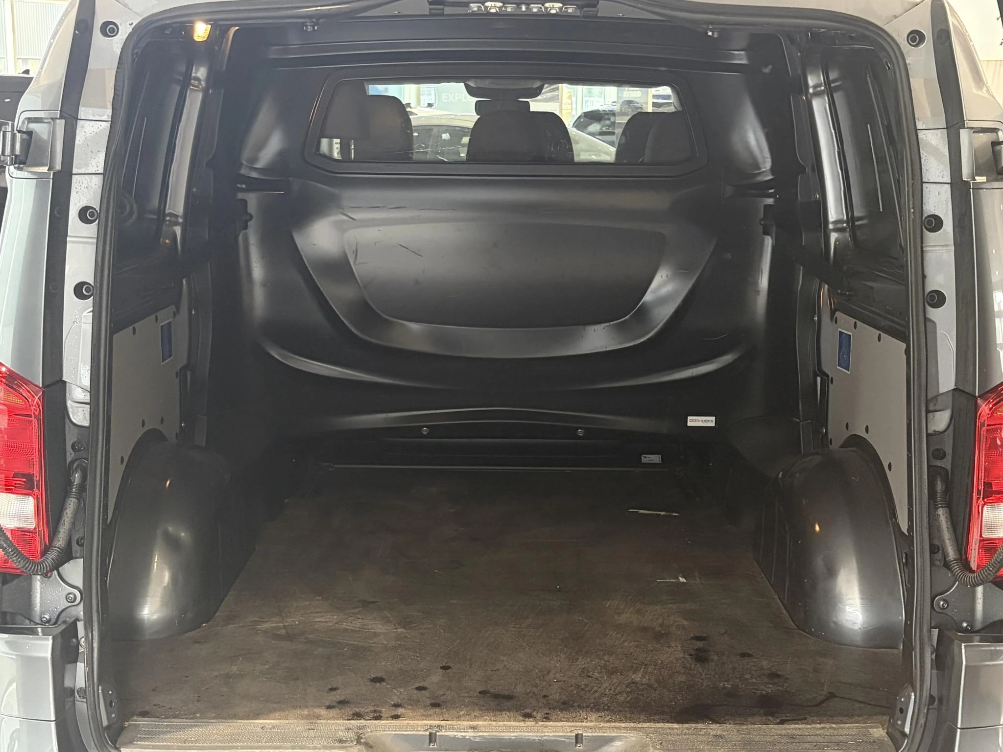 Mercedes-Benz-Vito-image-11