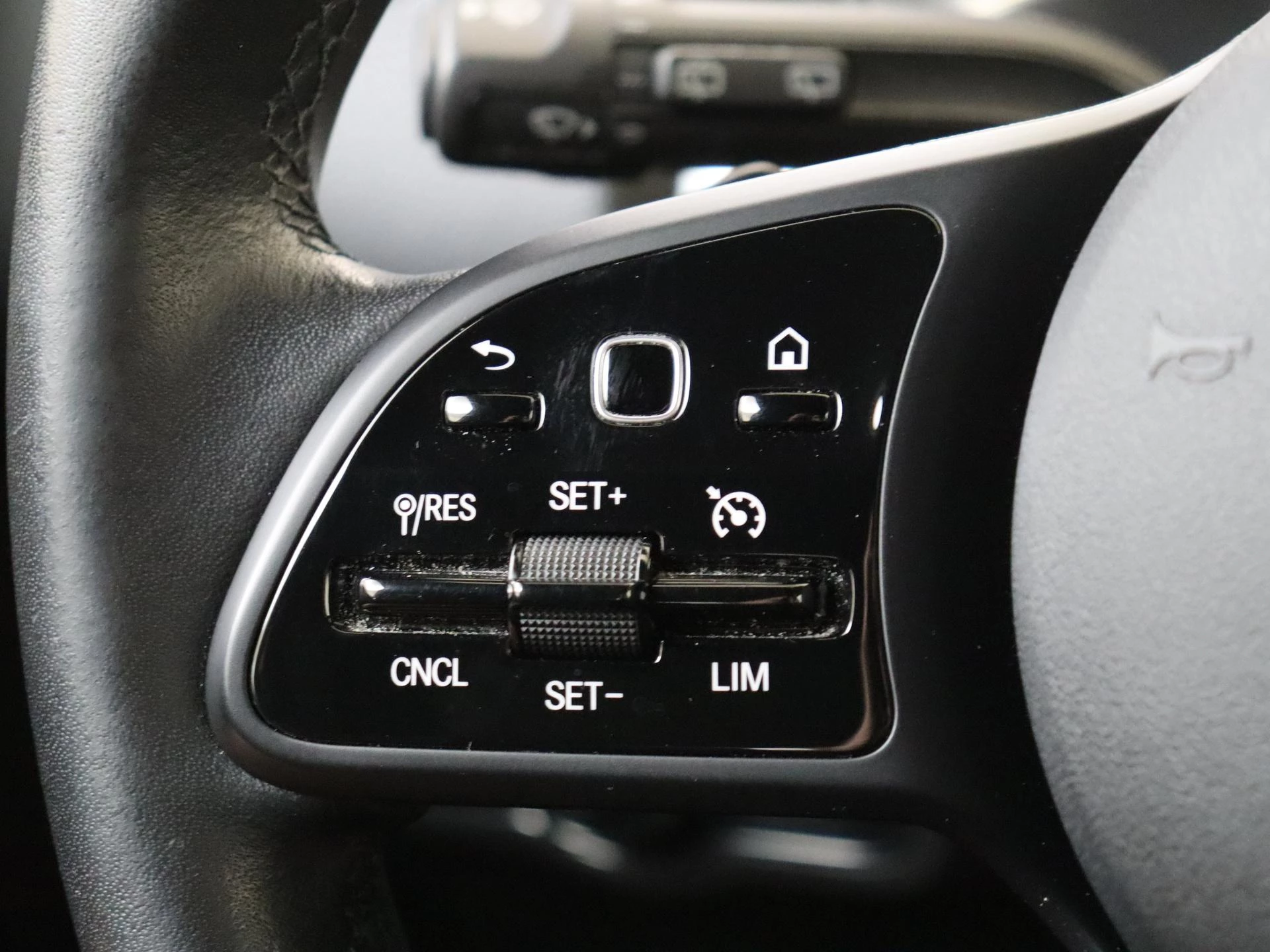 Mercedes-Benz-GLB-image-12