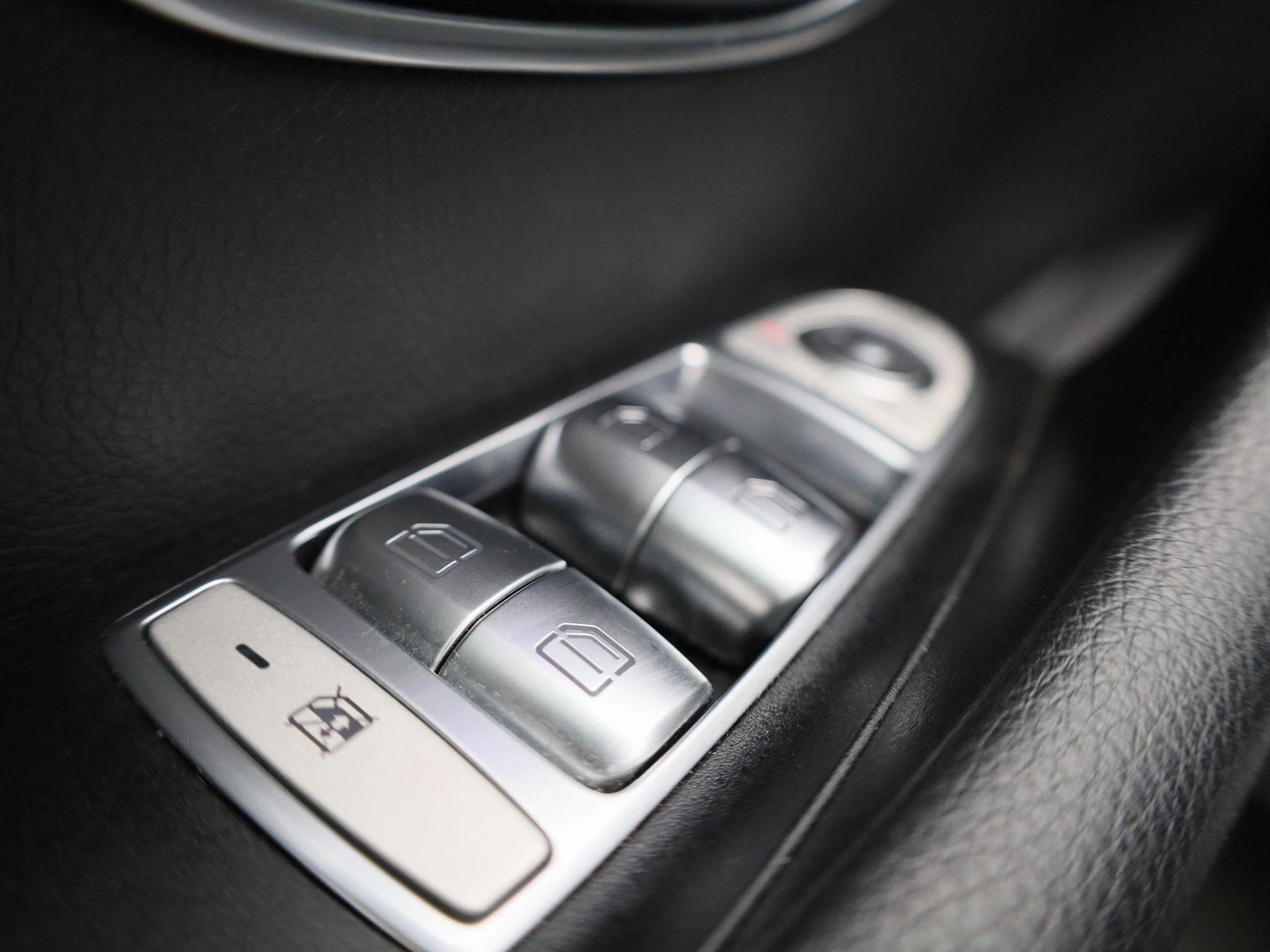 Mercedes-Benz-E-Klasse-image-32