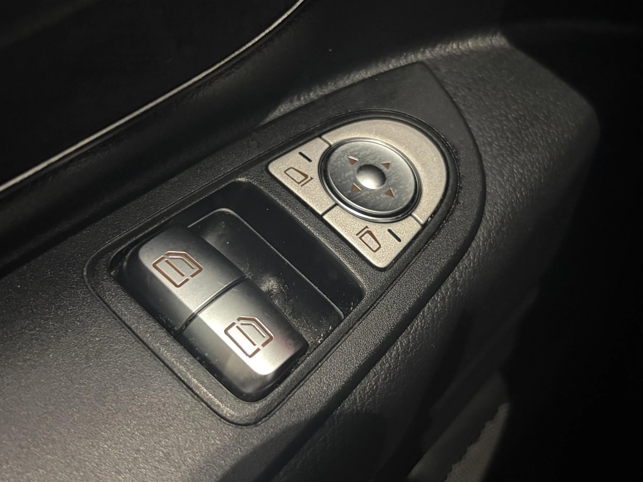 Mercedes-Benz-Vito-image-23