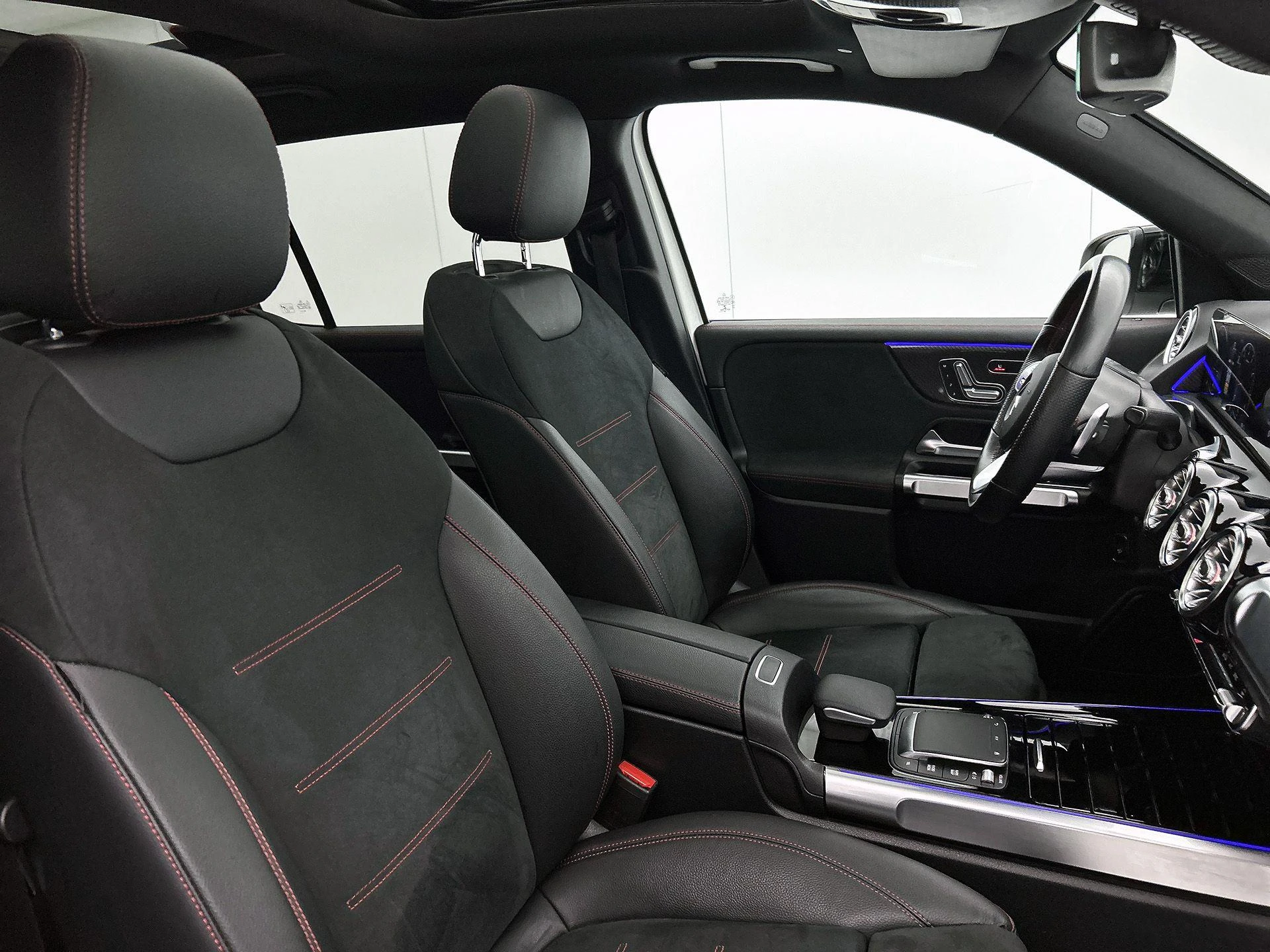 Mercedes-Benz-GLB-image-38