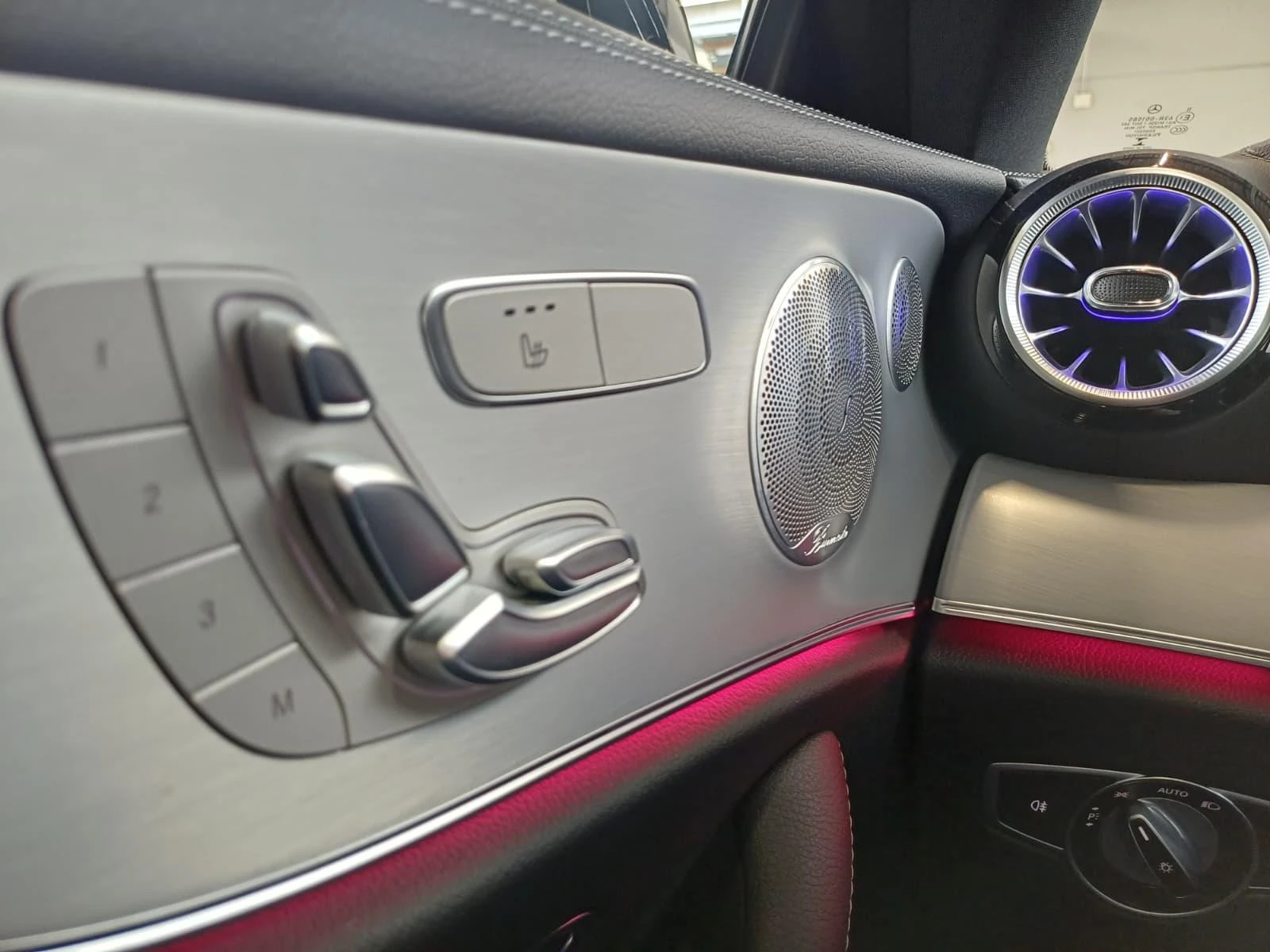 Mercedes-Benz-E-Klasse-image-14