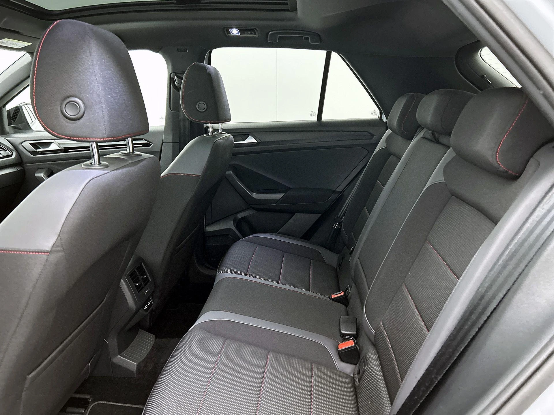 Volkswagen-T-Roc-image-26