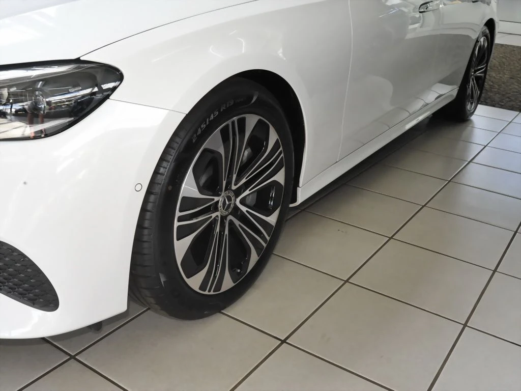 Mercedes-Benz-E-Klasse 300-image-6