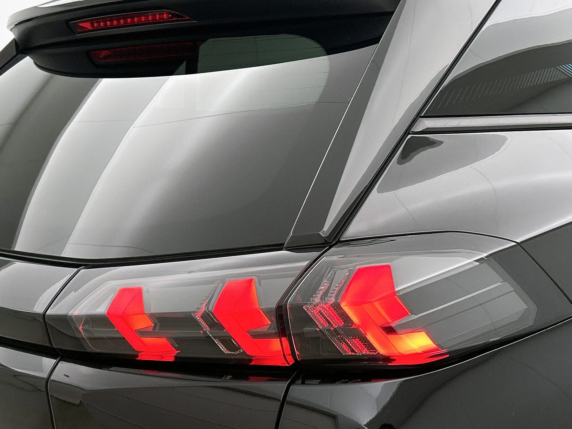 Peugeot-e-2008-image-14