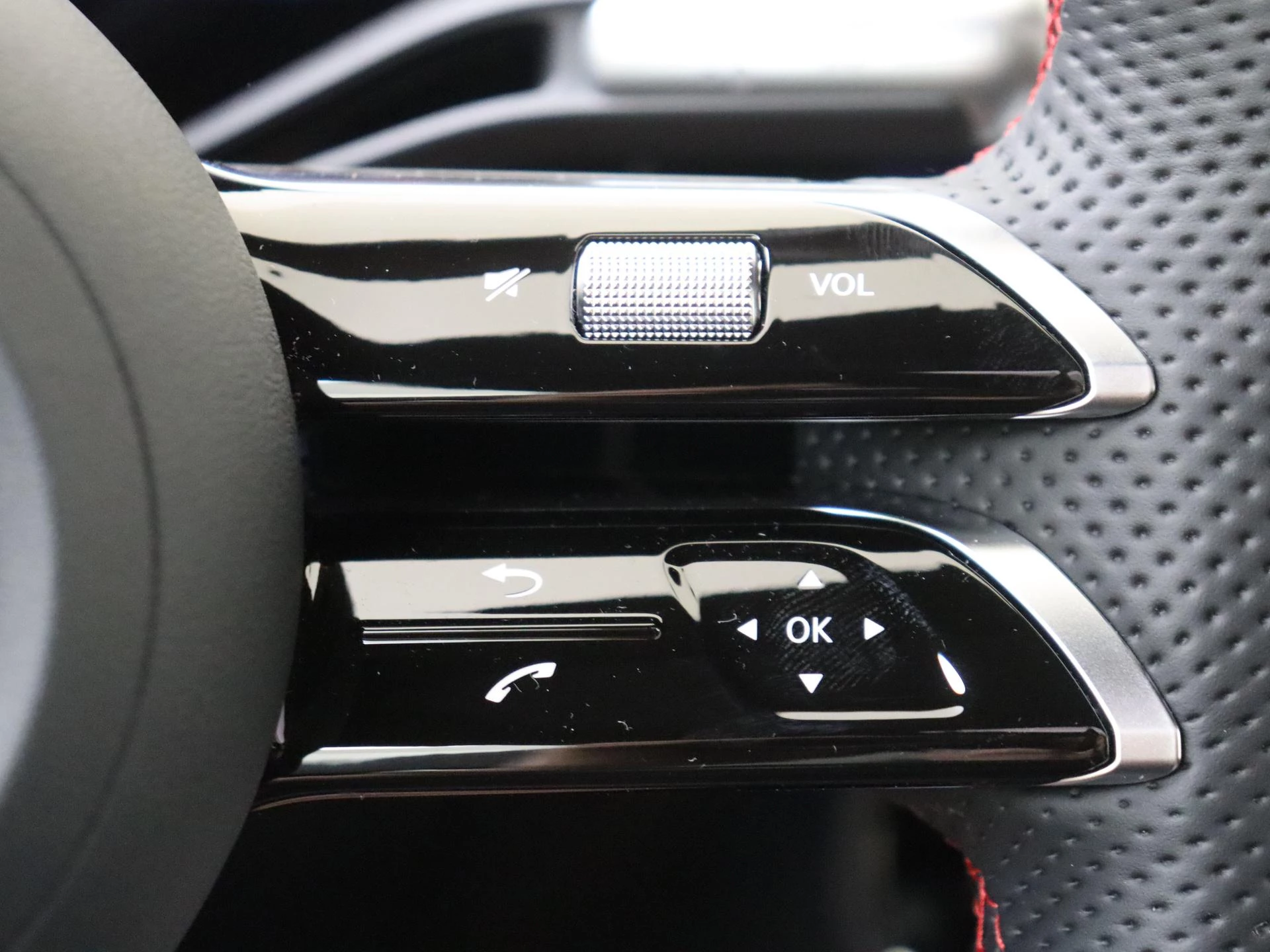 Mercedes-Benz-CLA-image-13