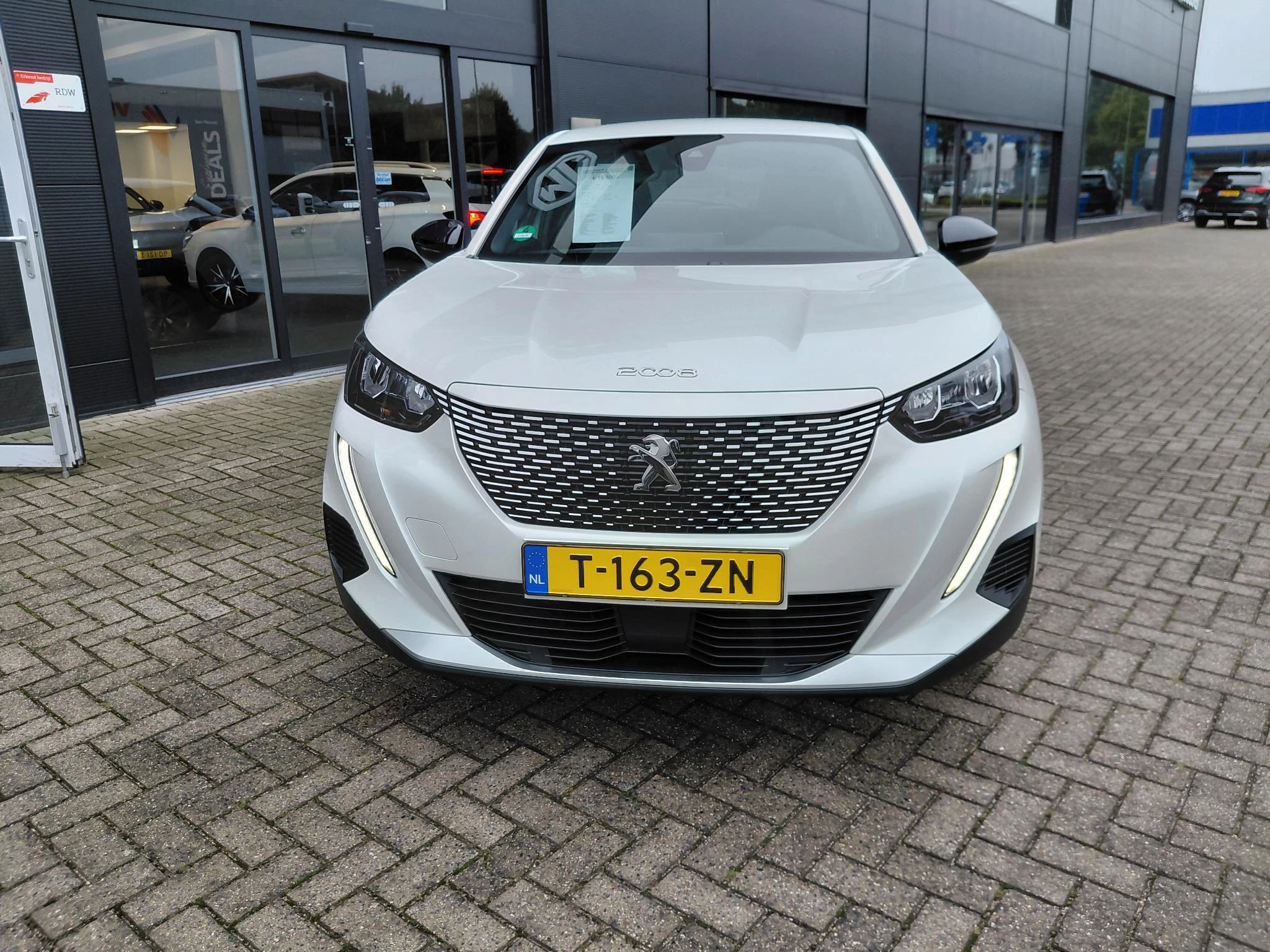 Peugeot-e-2008-image-10