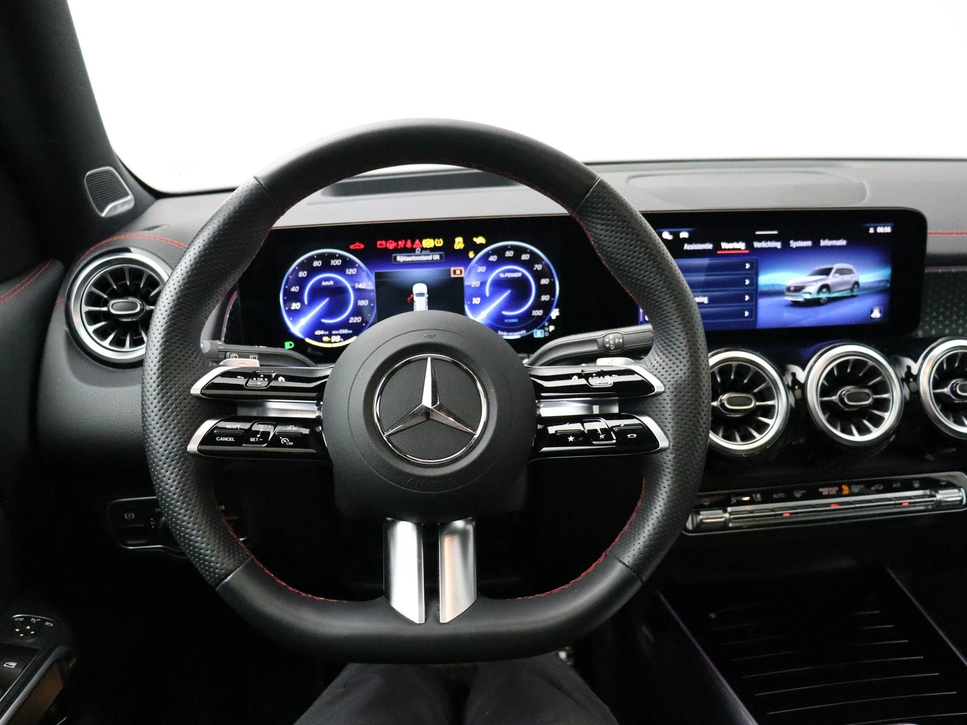 Mercedes-Benz-EQB-image-16