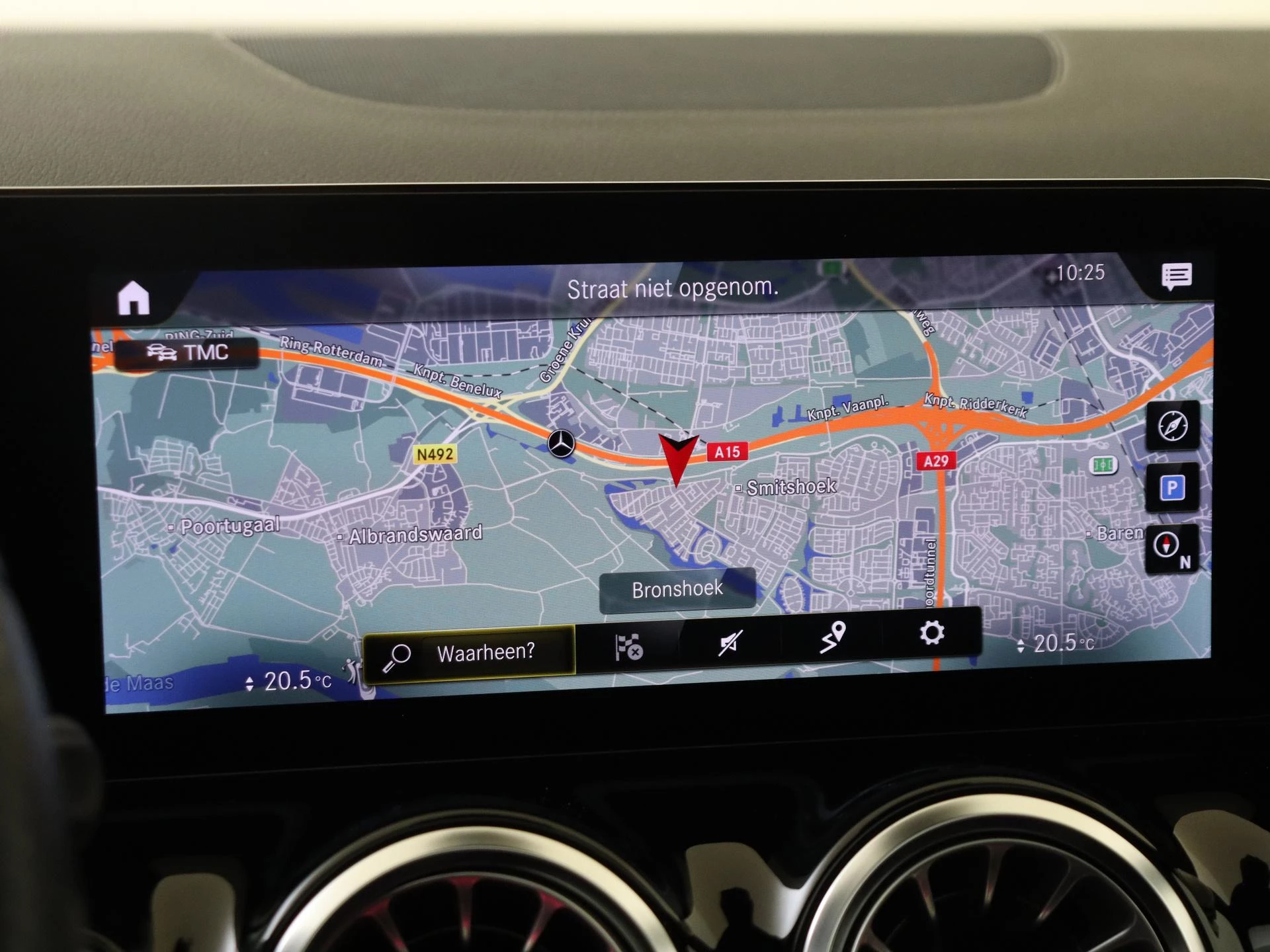 Mercedes-Benz-GLA-image-19