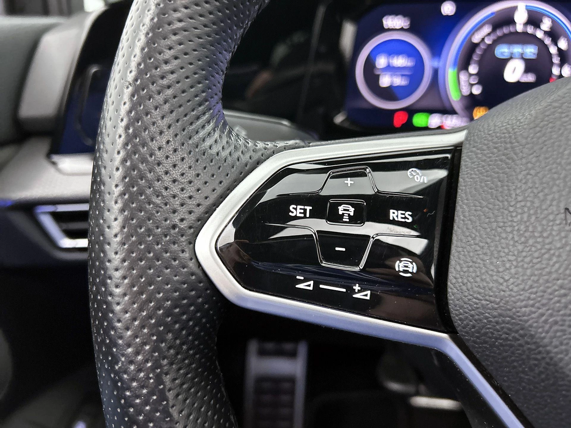 Volkswagen-Golf-image-7