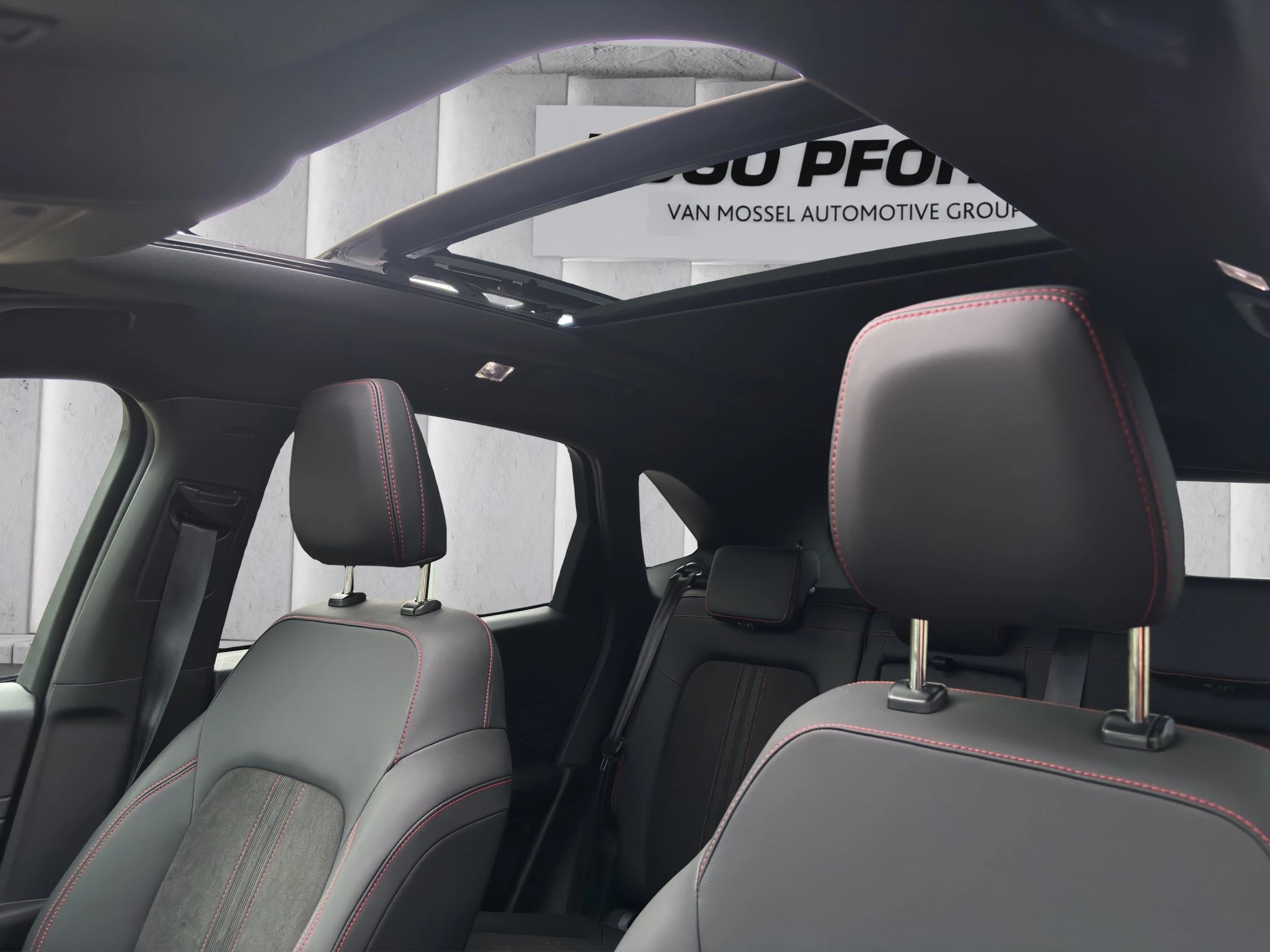 Ford Kuga ST-Line X Aut.*PANO*AHK*360GRAD*LED-MATRIX*NAVI*GRA*WINTER-PKT.