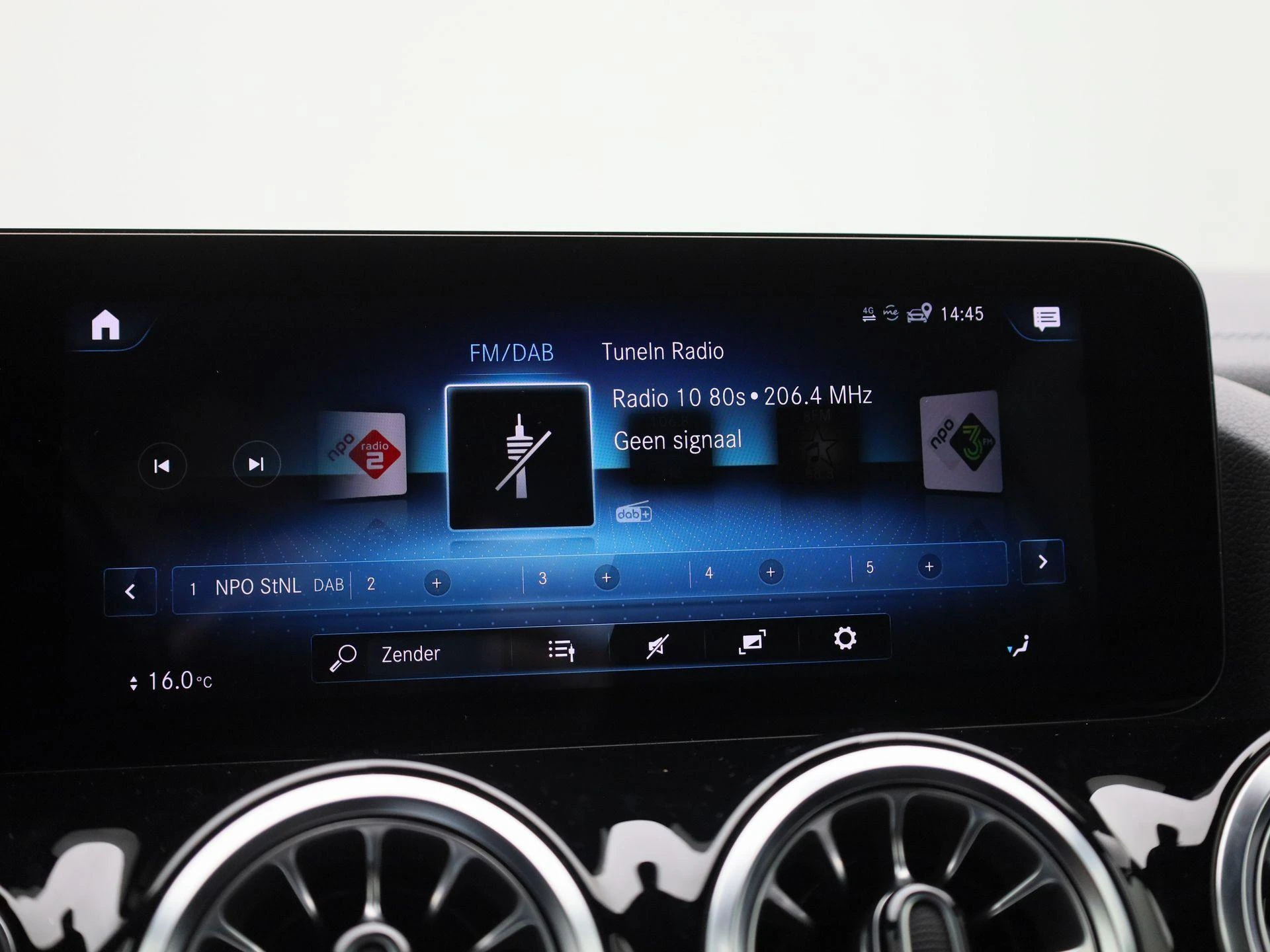 Mercedes-Benz-GLA-image-22