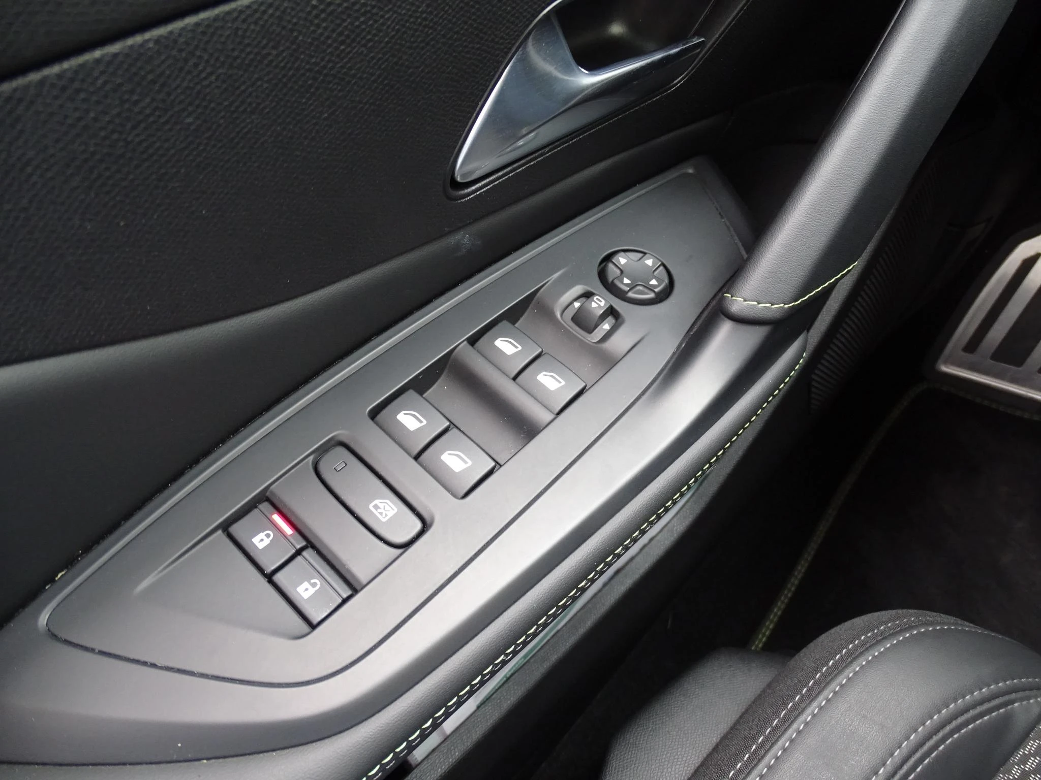 Peugeot-408-image-24