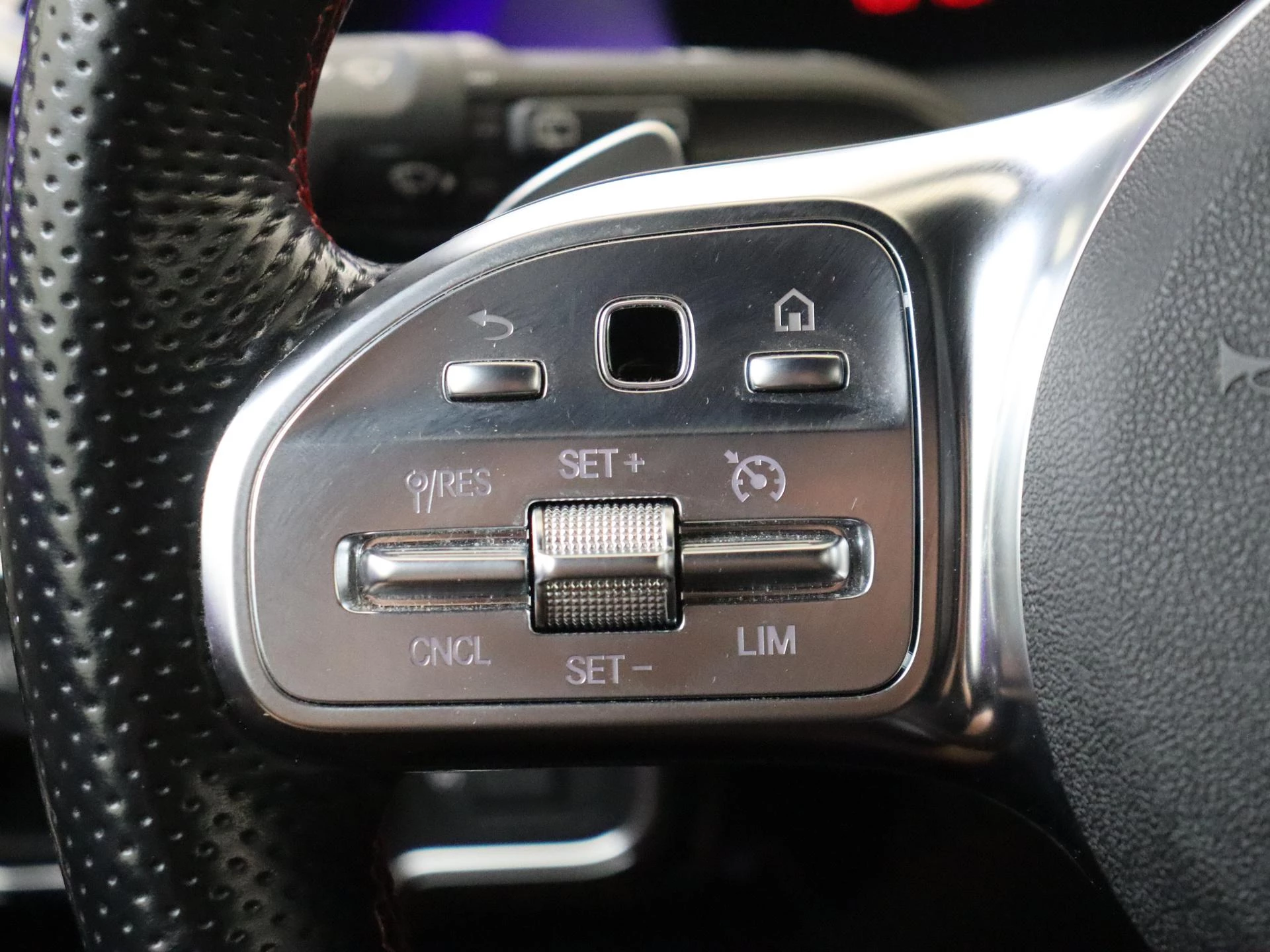 Mercedes-Benz-CLA-image-12