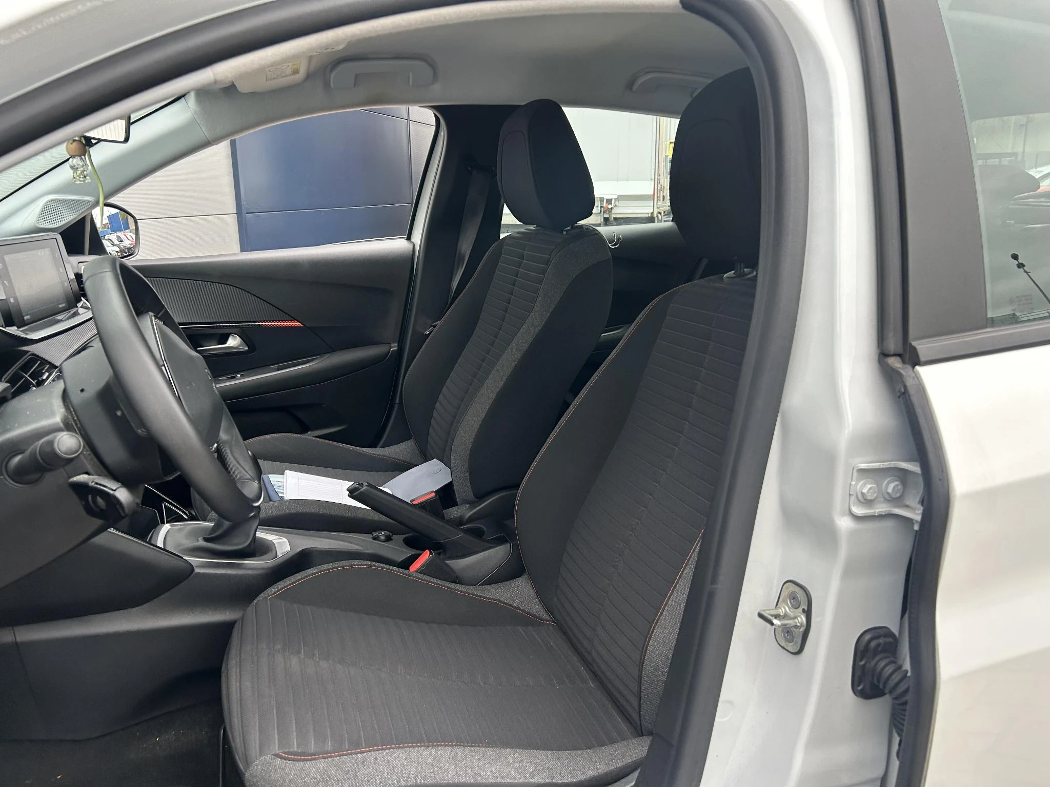 Peugeot-208-image-18