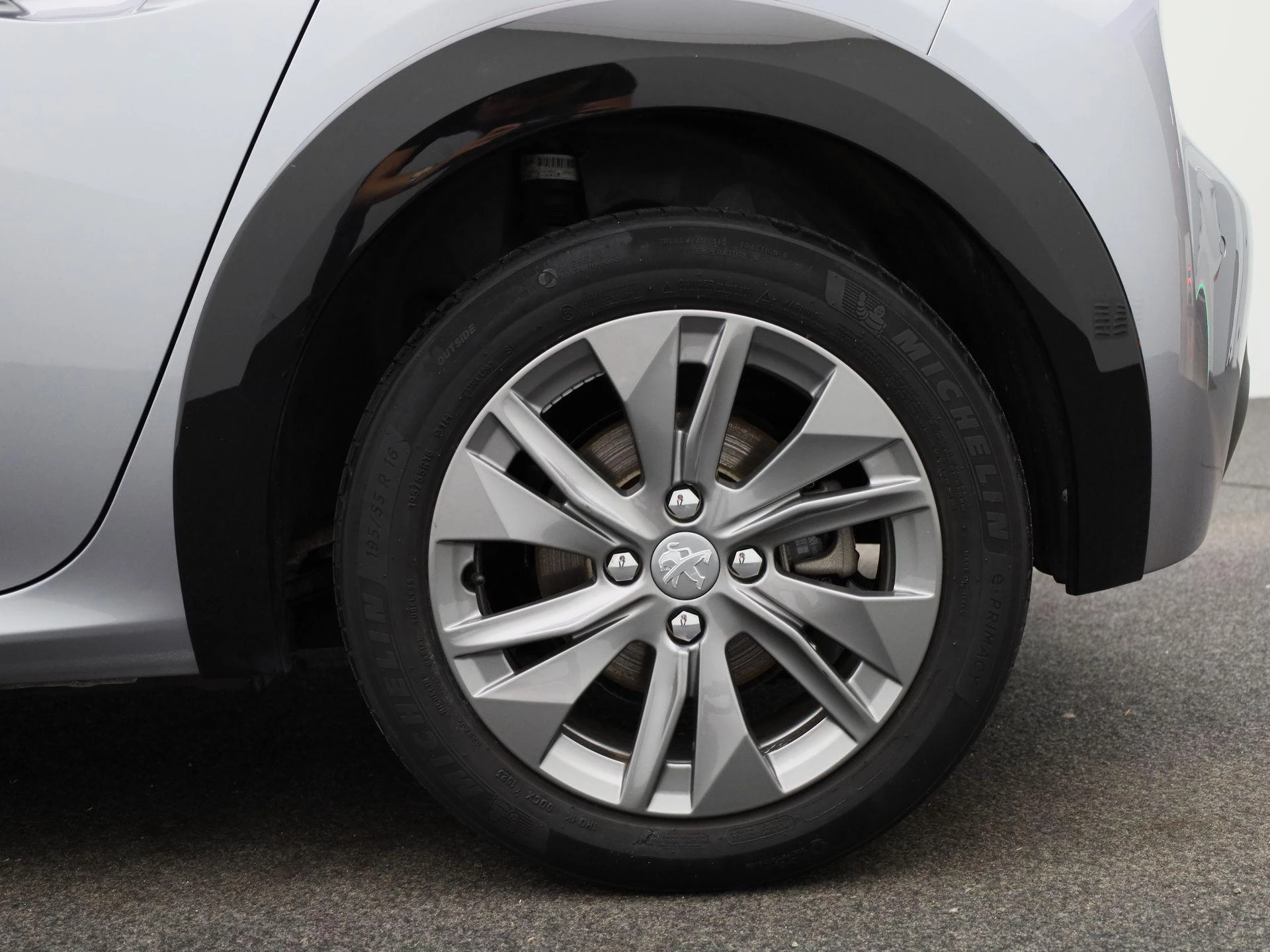 Peugeot-e-208-image-12