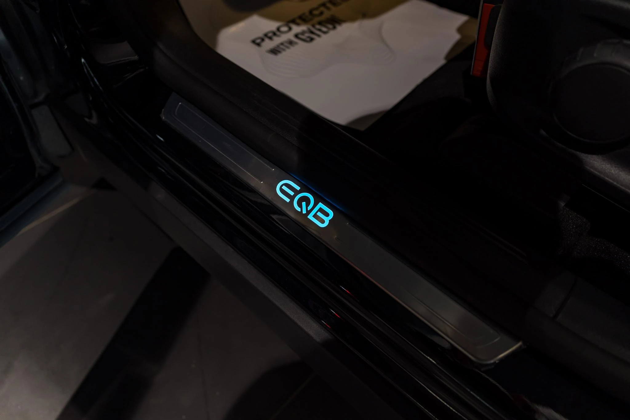 Mercedes-Benz-EQB-image-23