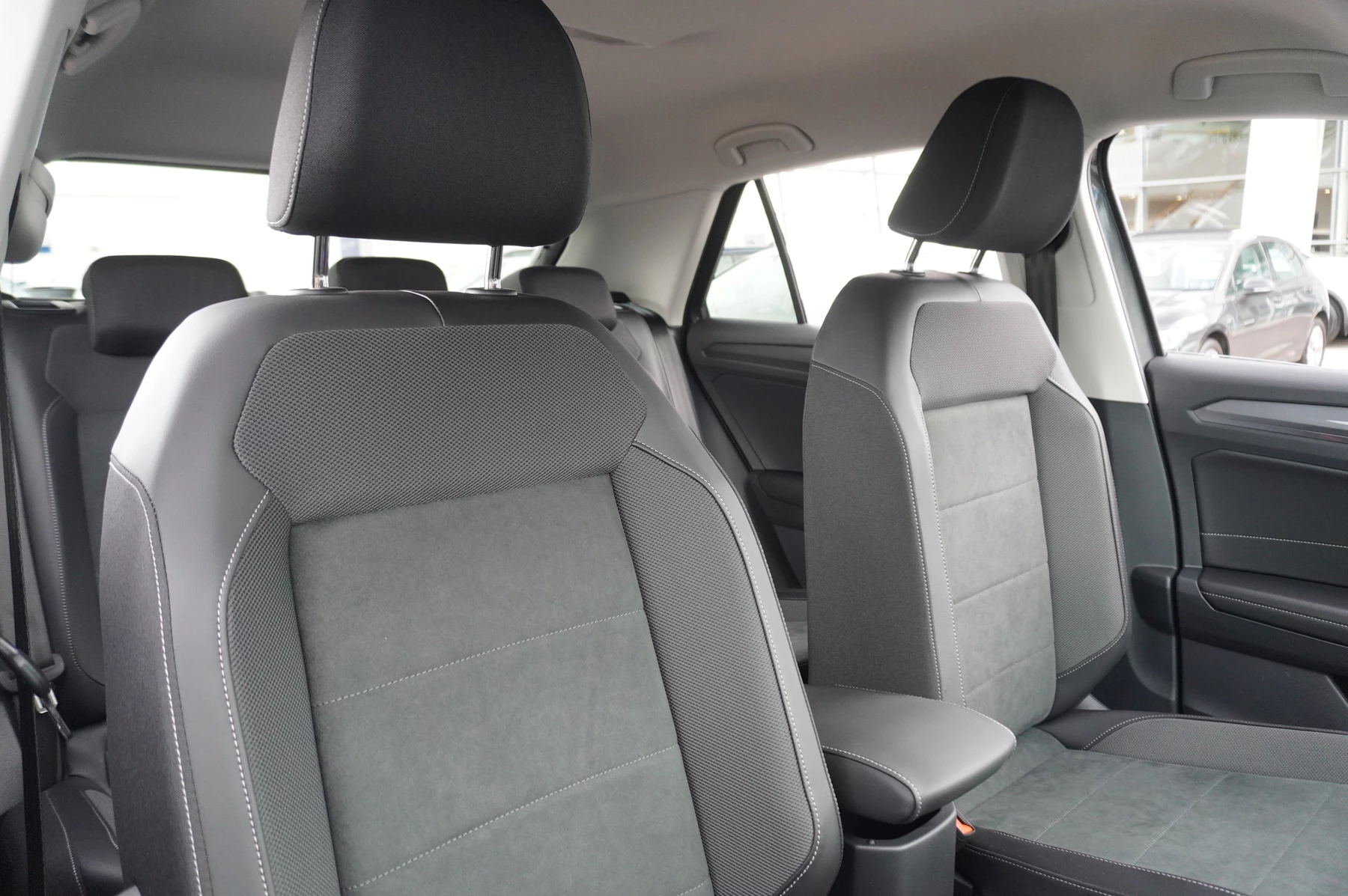 Volkswagen-T-Roc-image-39