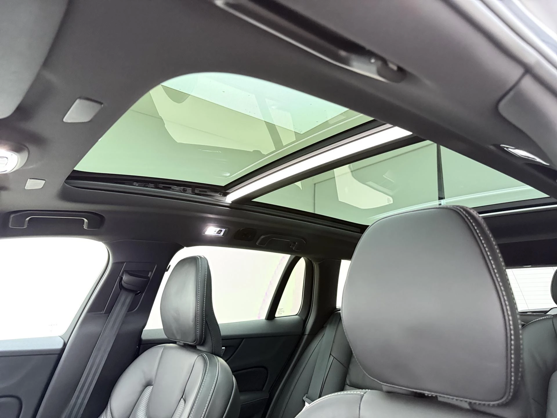 Volvo V60 2.0 T6 Plug-in hybrid AWD Essential Bright