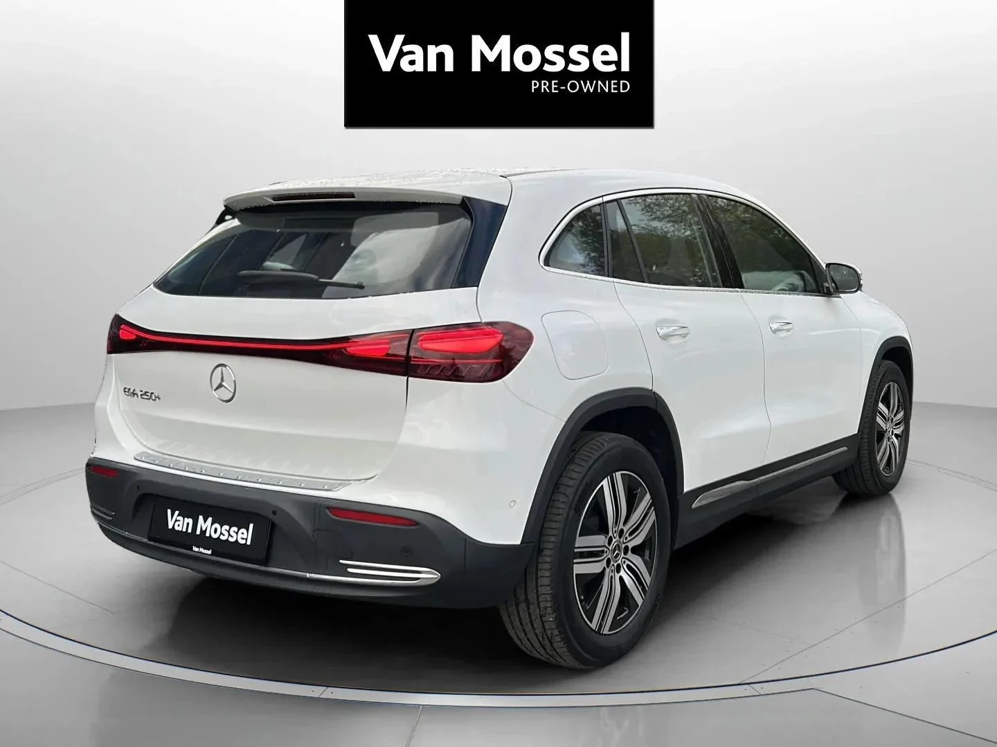 Mercedes-Benz-EQA-image-4