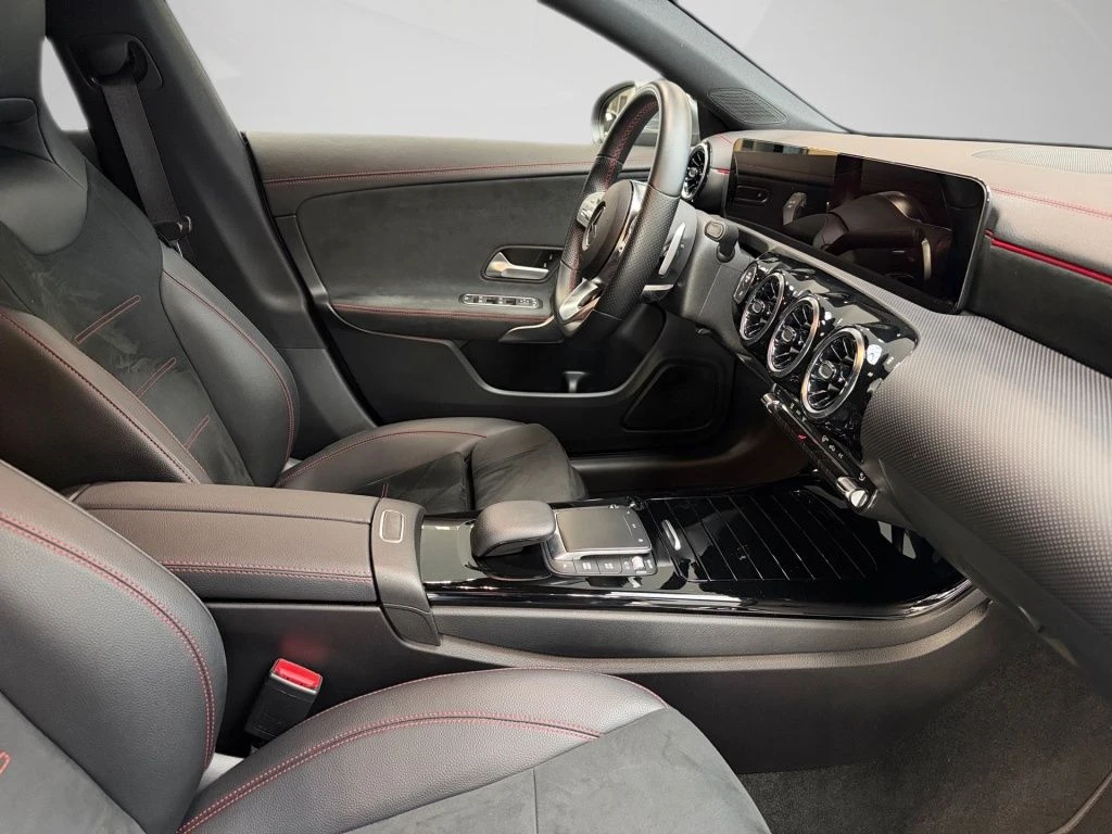 Mercedes-Benz-CLA 180-image-15