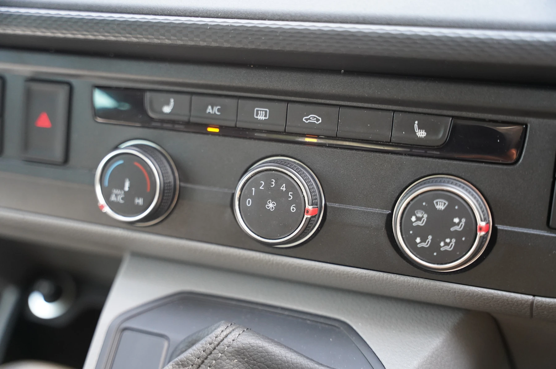 Volkswagen-Transporter-image-19