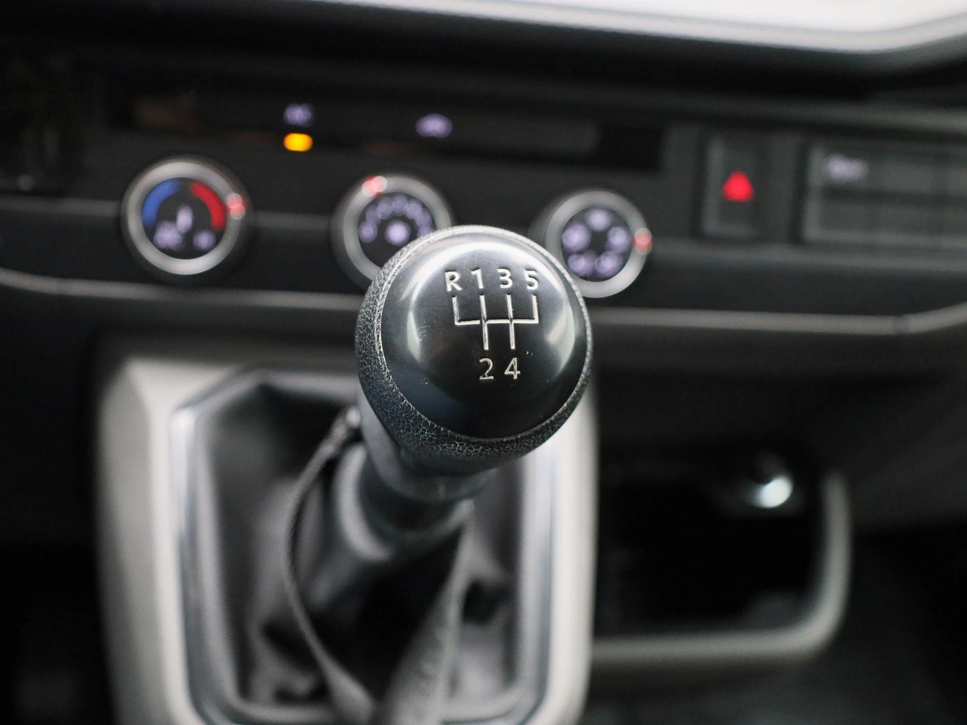 Volkswagen-Transporter-image-9
