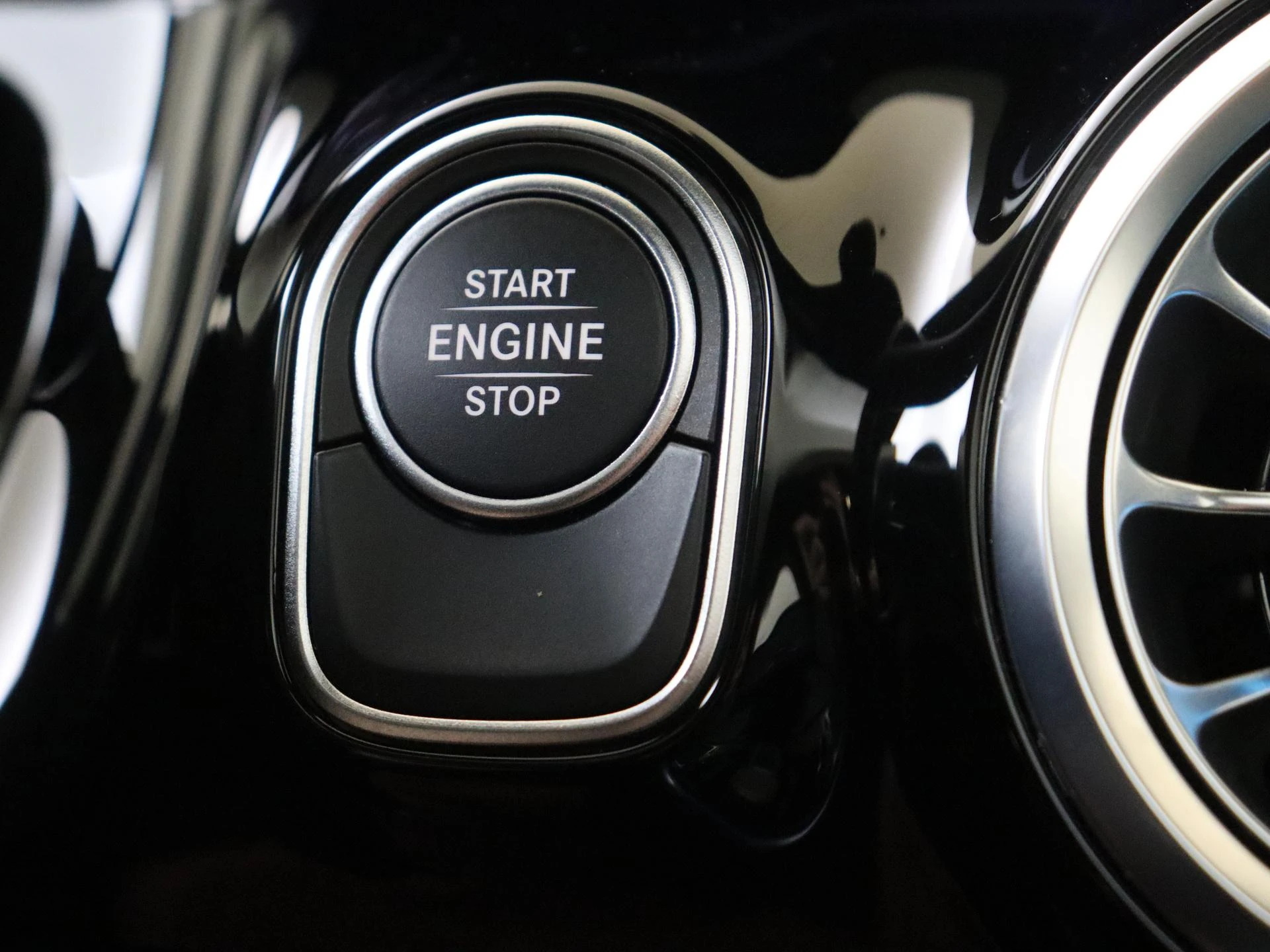 Mercedes-Benz-GLA-image-21
