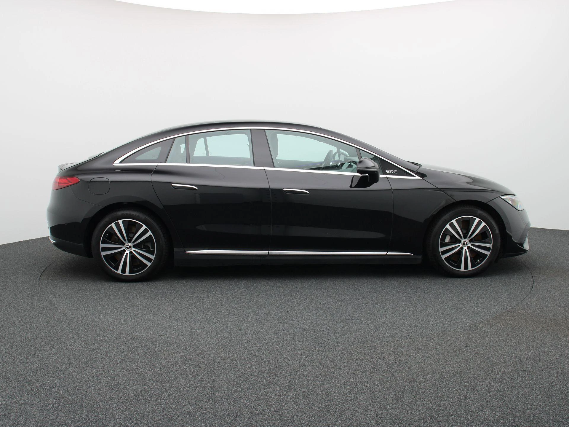 Mercedes-Benz-EQE-image-5