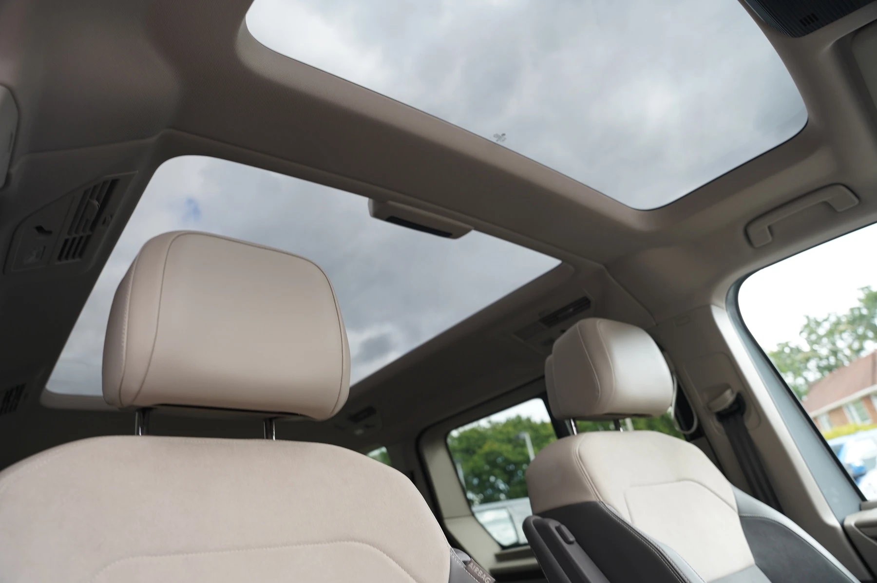 Volkswagen-Multivan-image-28