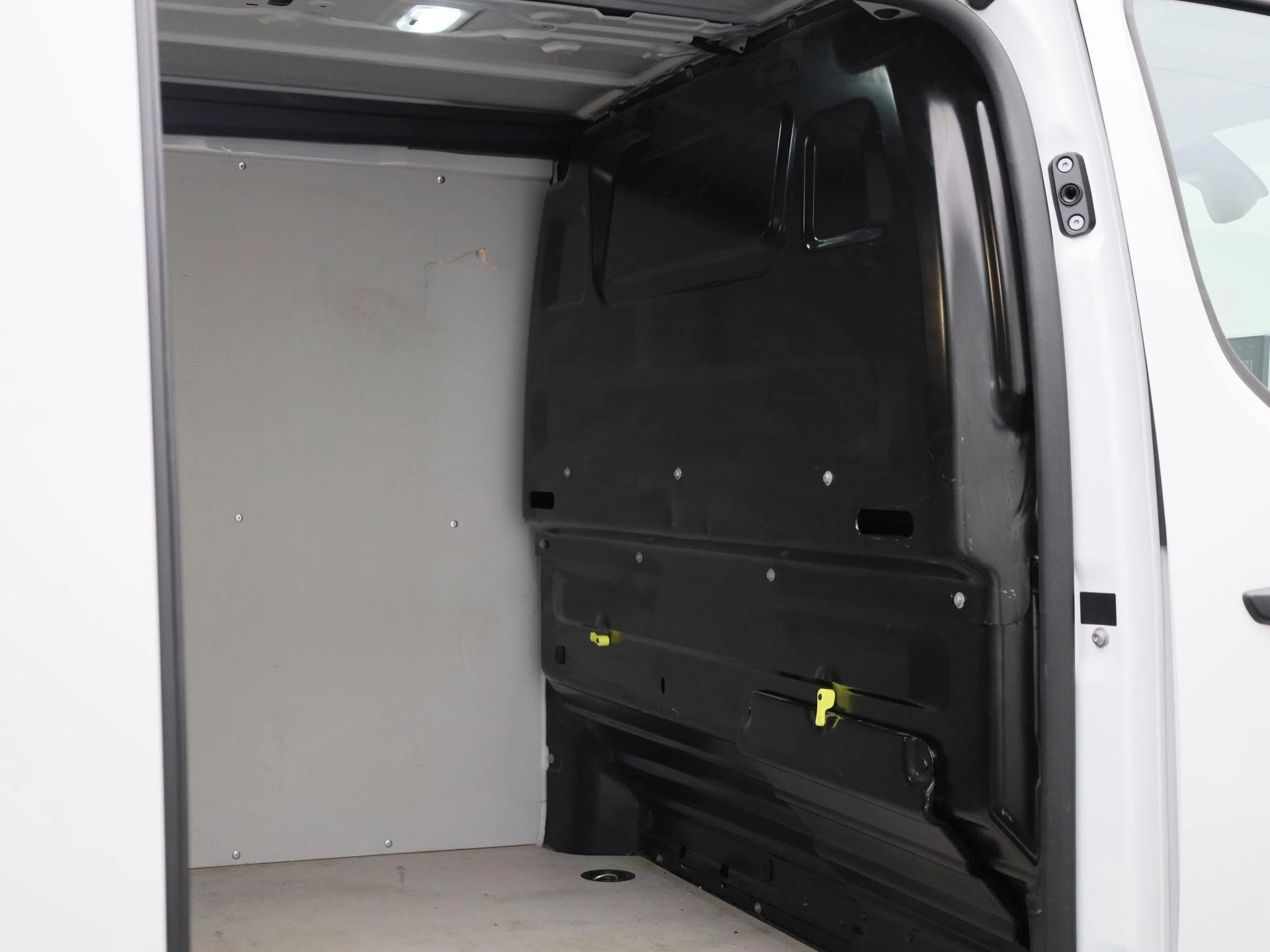 Opel-Vivaro-image-13