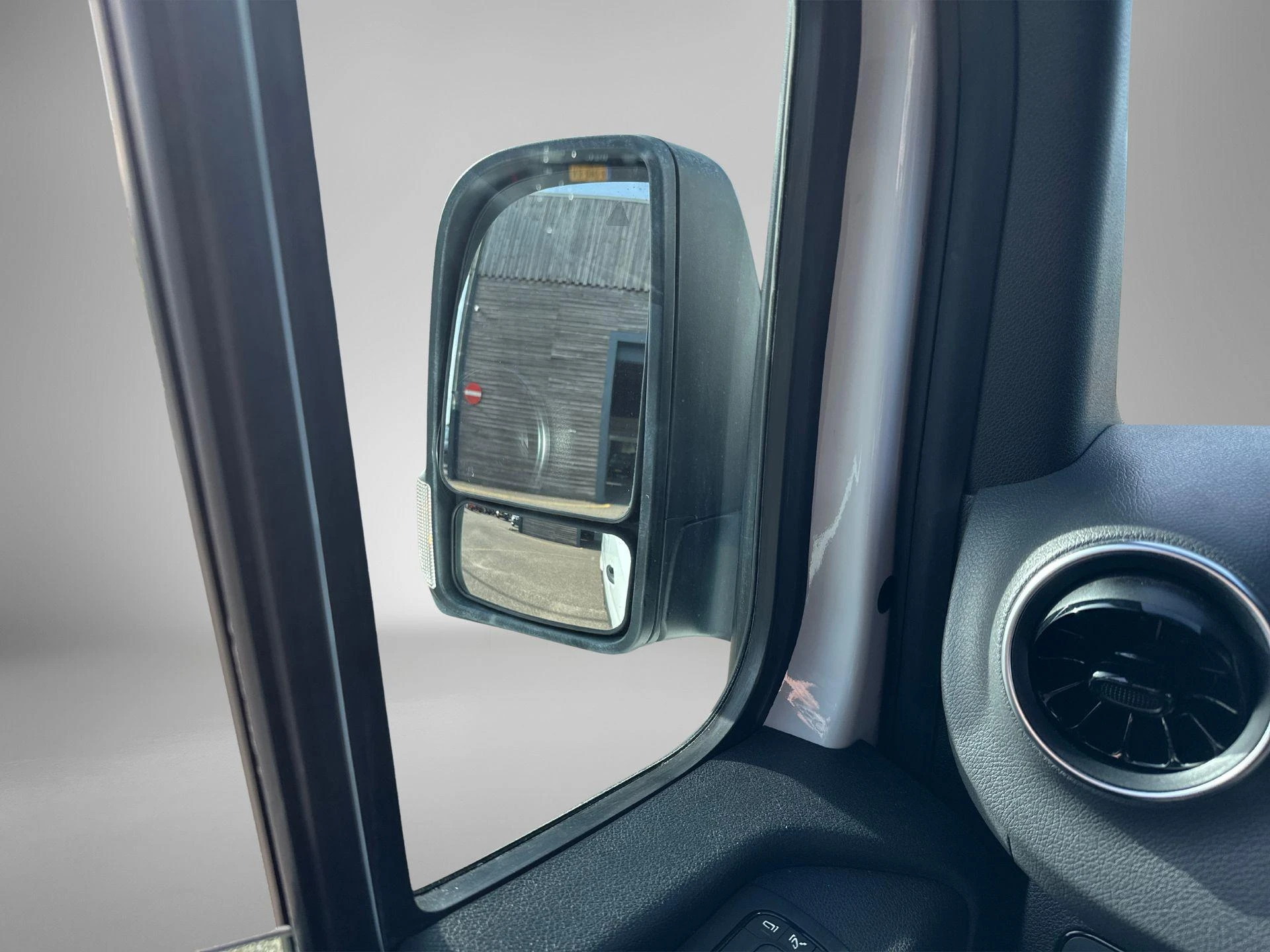Mercedes-Benz-Sprinter-image-15