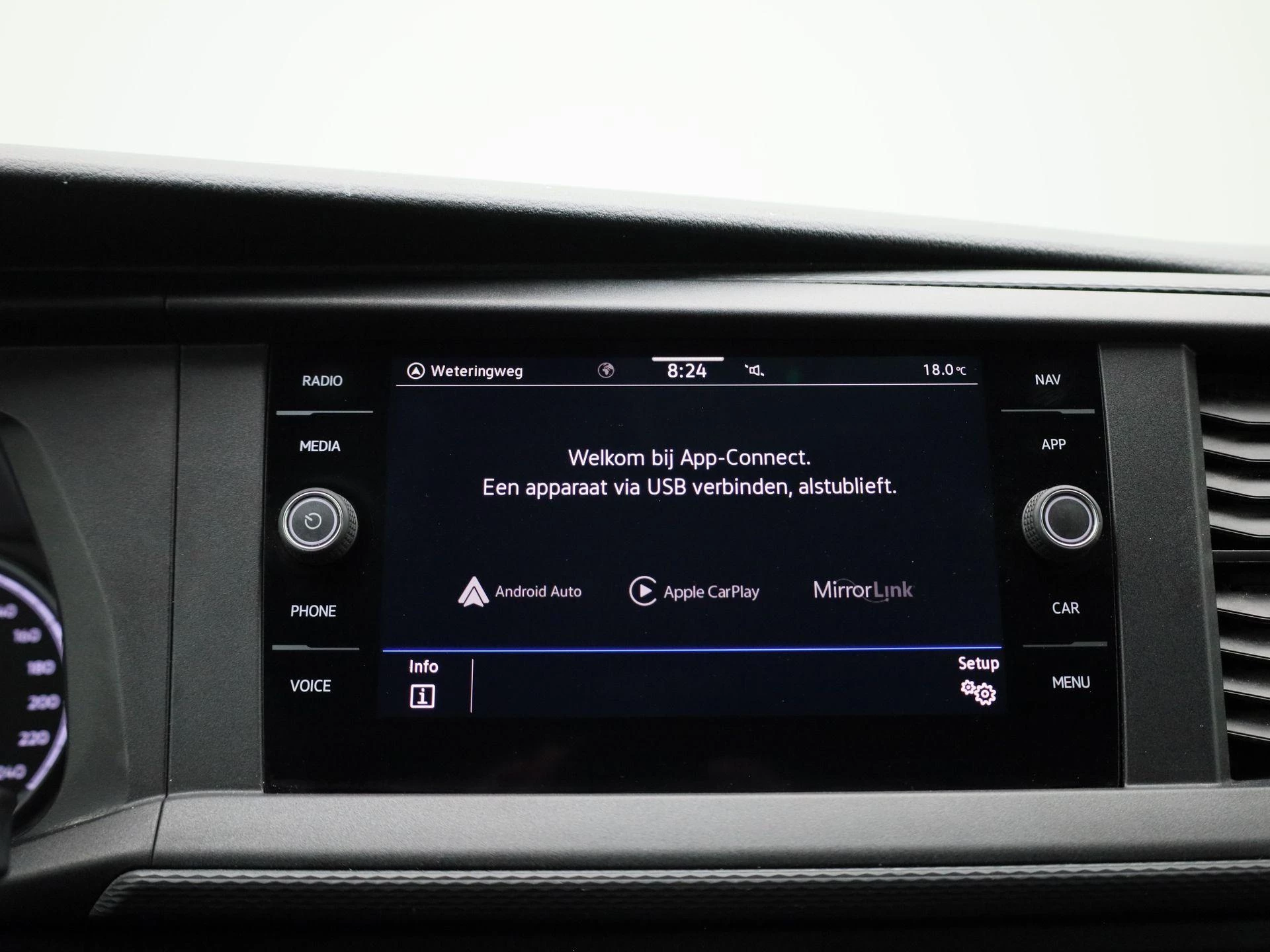 Volkswagen-Transporter-image-24