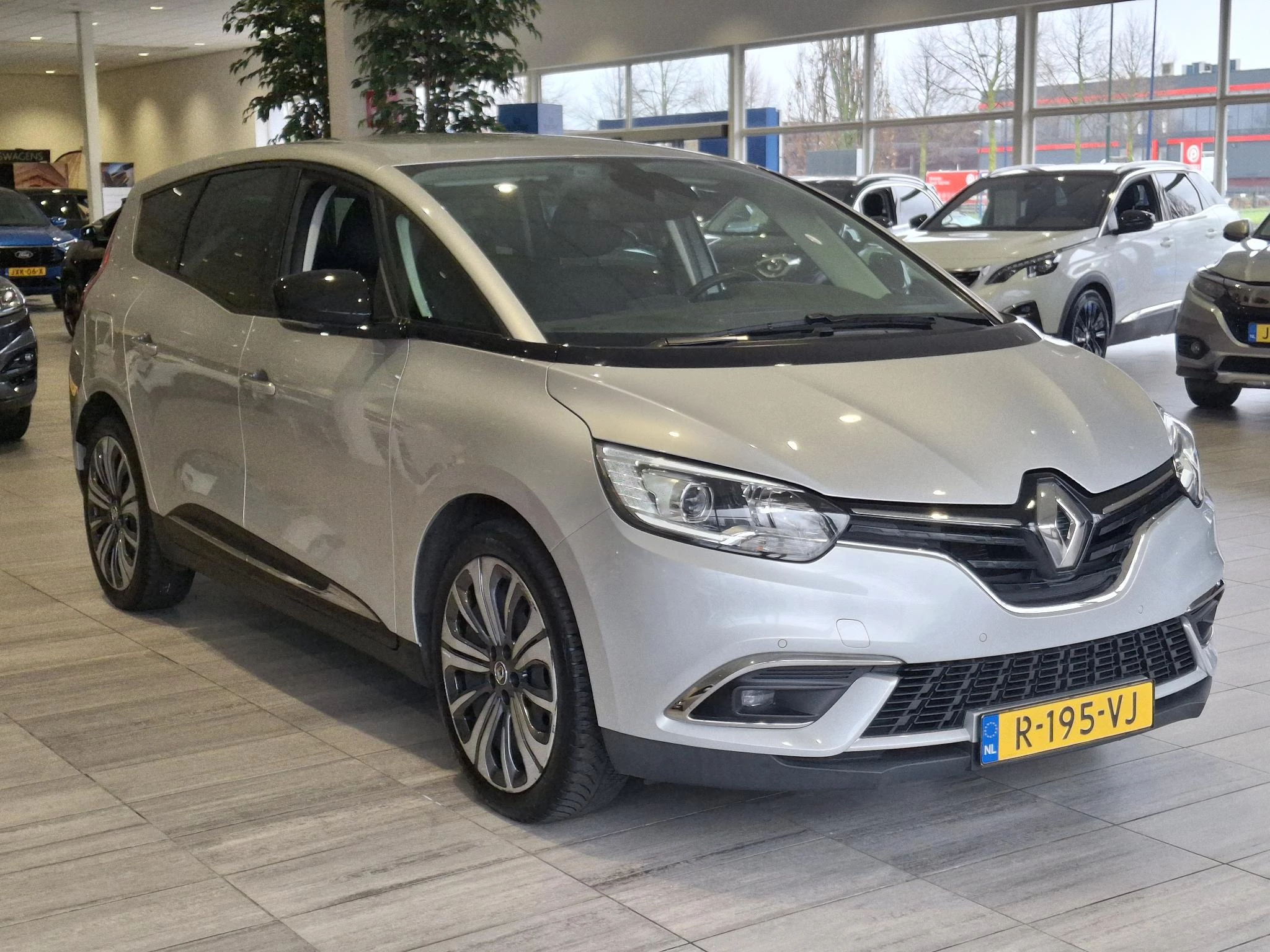 Renault-Grand Scénic-image-1