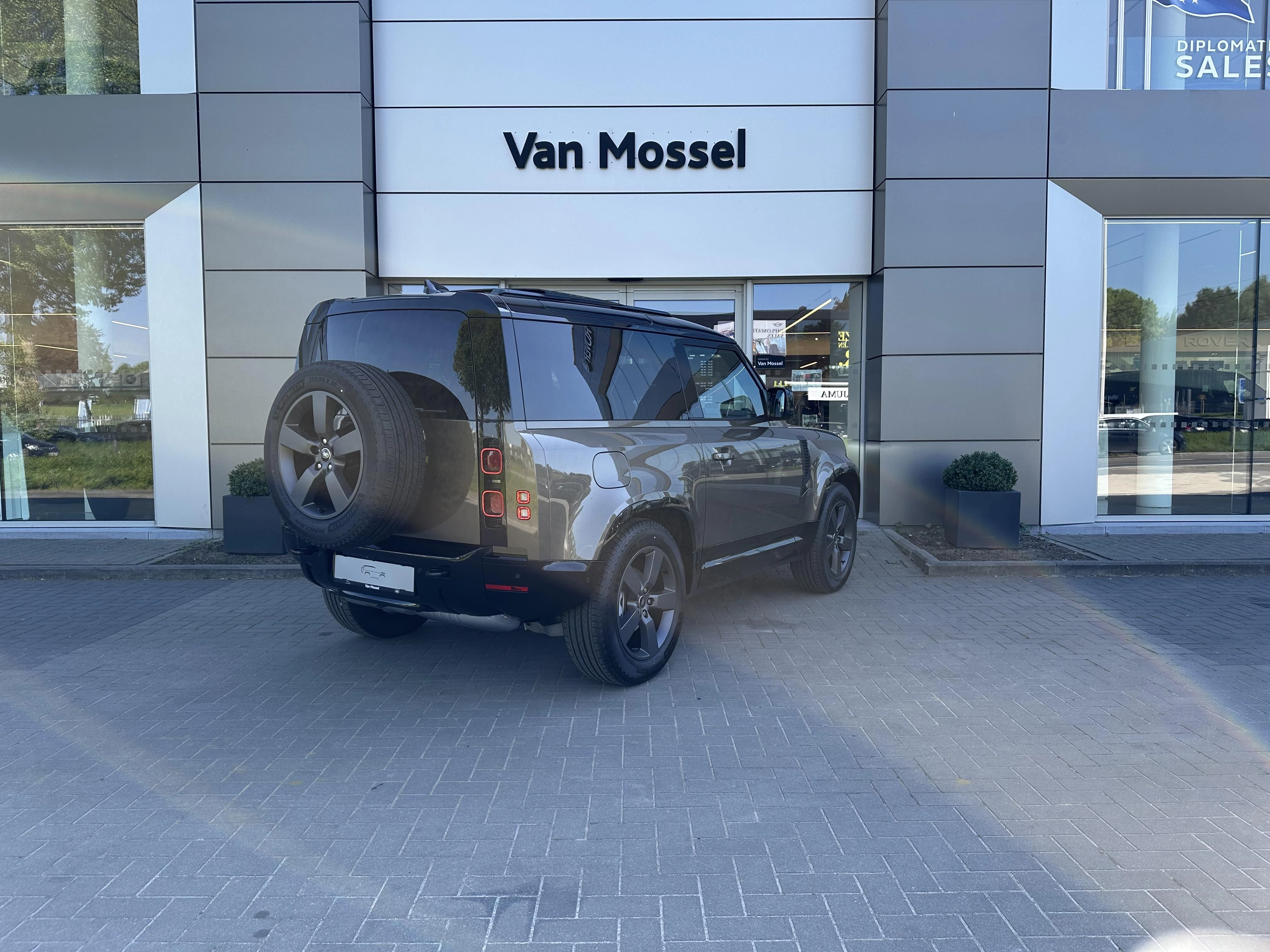 Land Rover-Defender-image-4