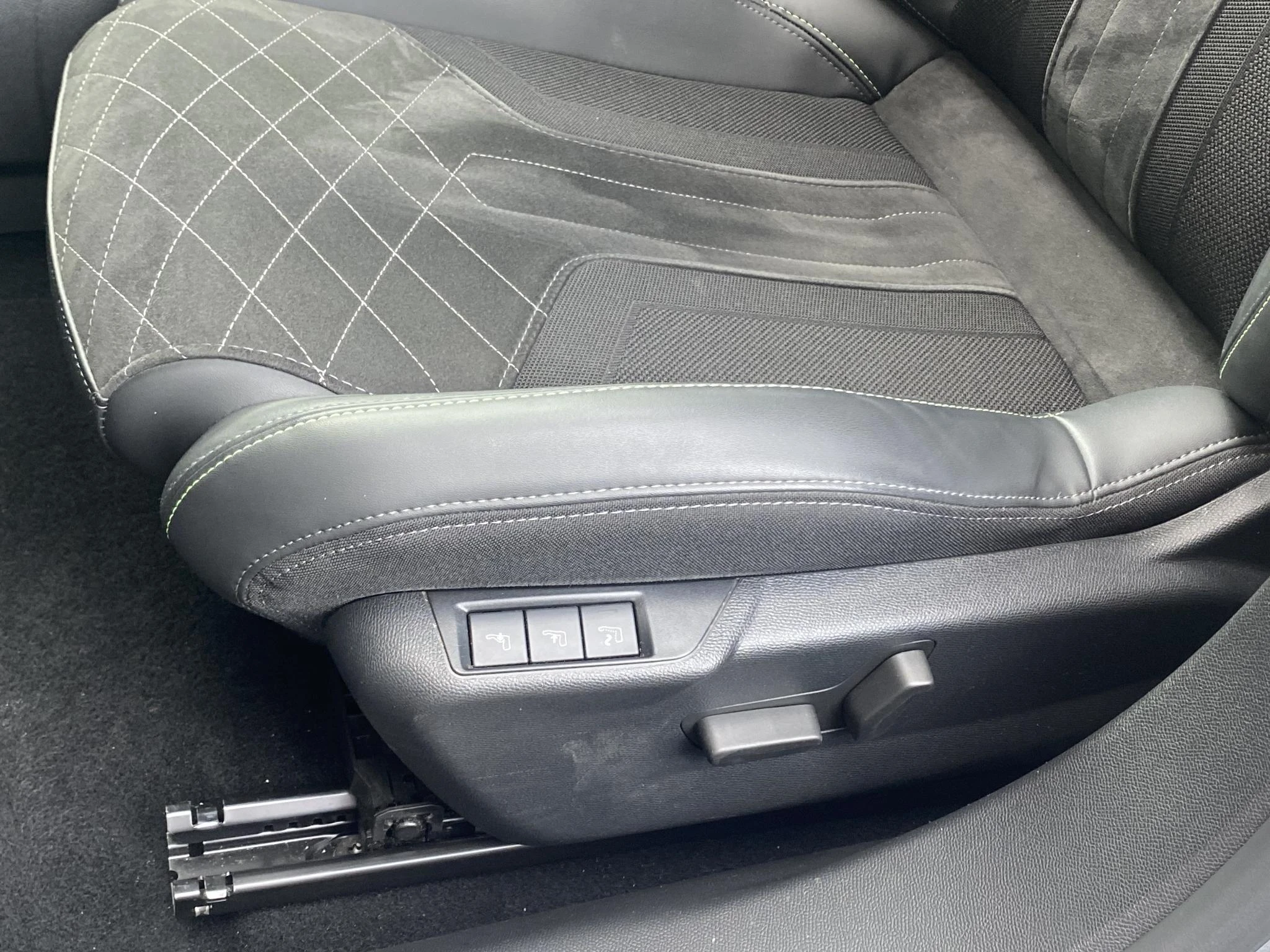 Peugeot-e-2008-image-11