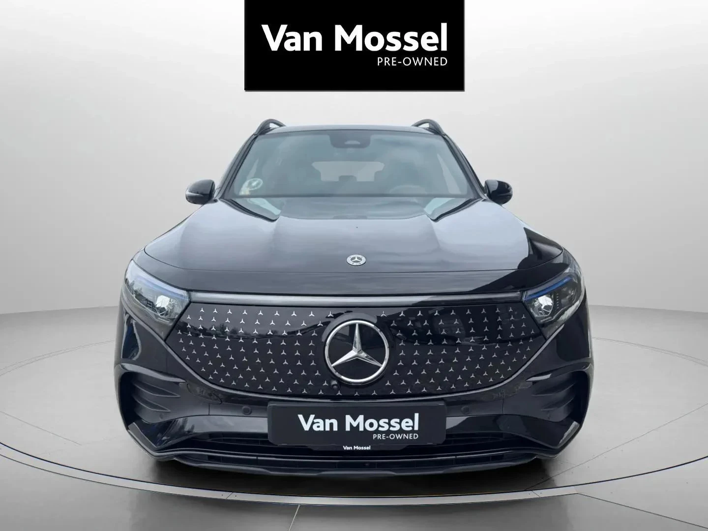 Mercedes-Benz-EQB-image-1